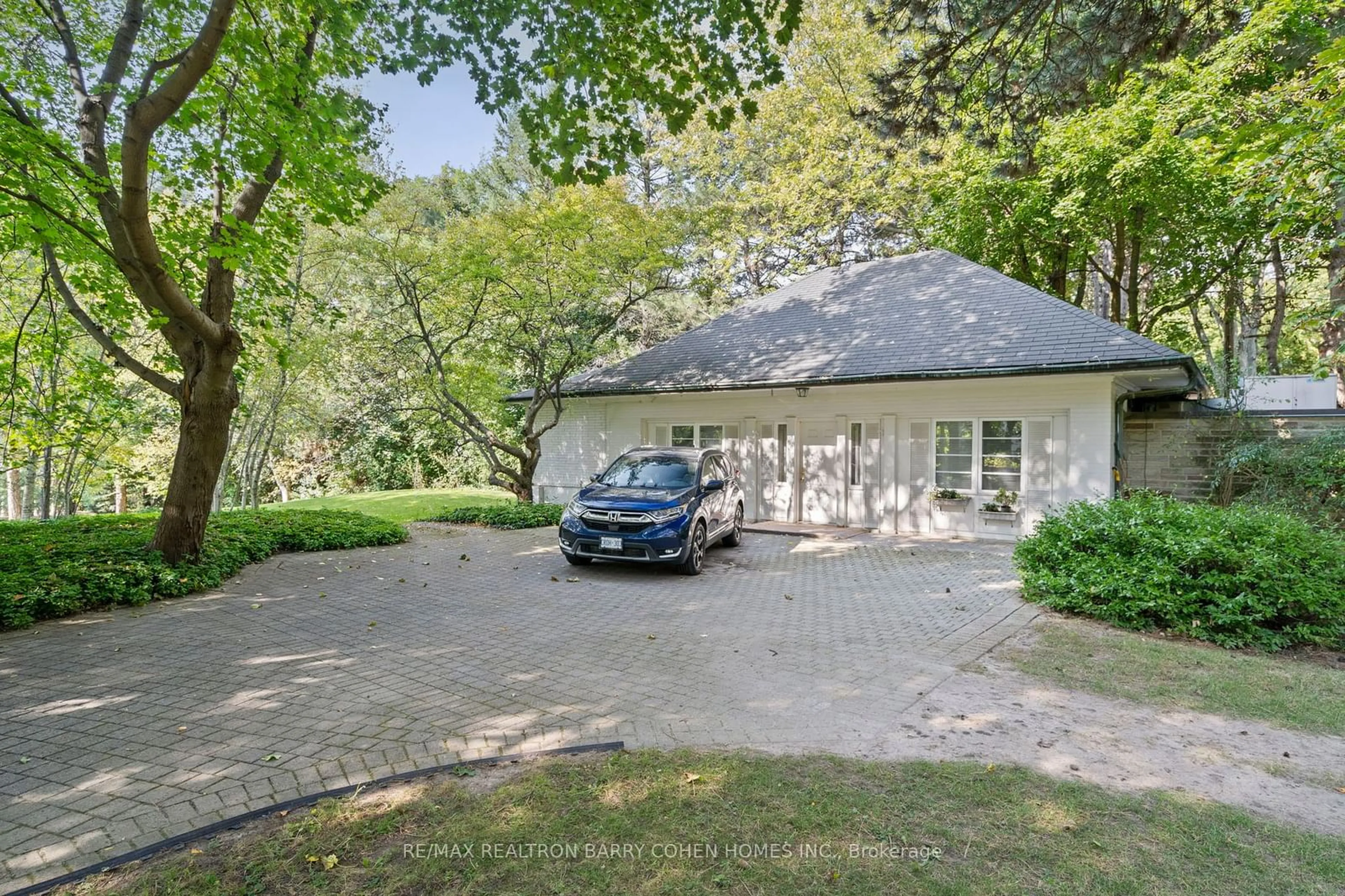 A pic from outside/outdoor area/front of a property/back of a property/a pic from drone, street for 20 Park Lane Circ, Toronto Ontario M3B 1Z7