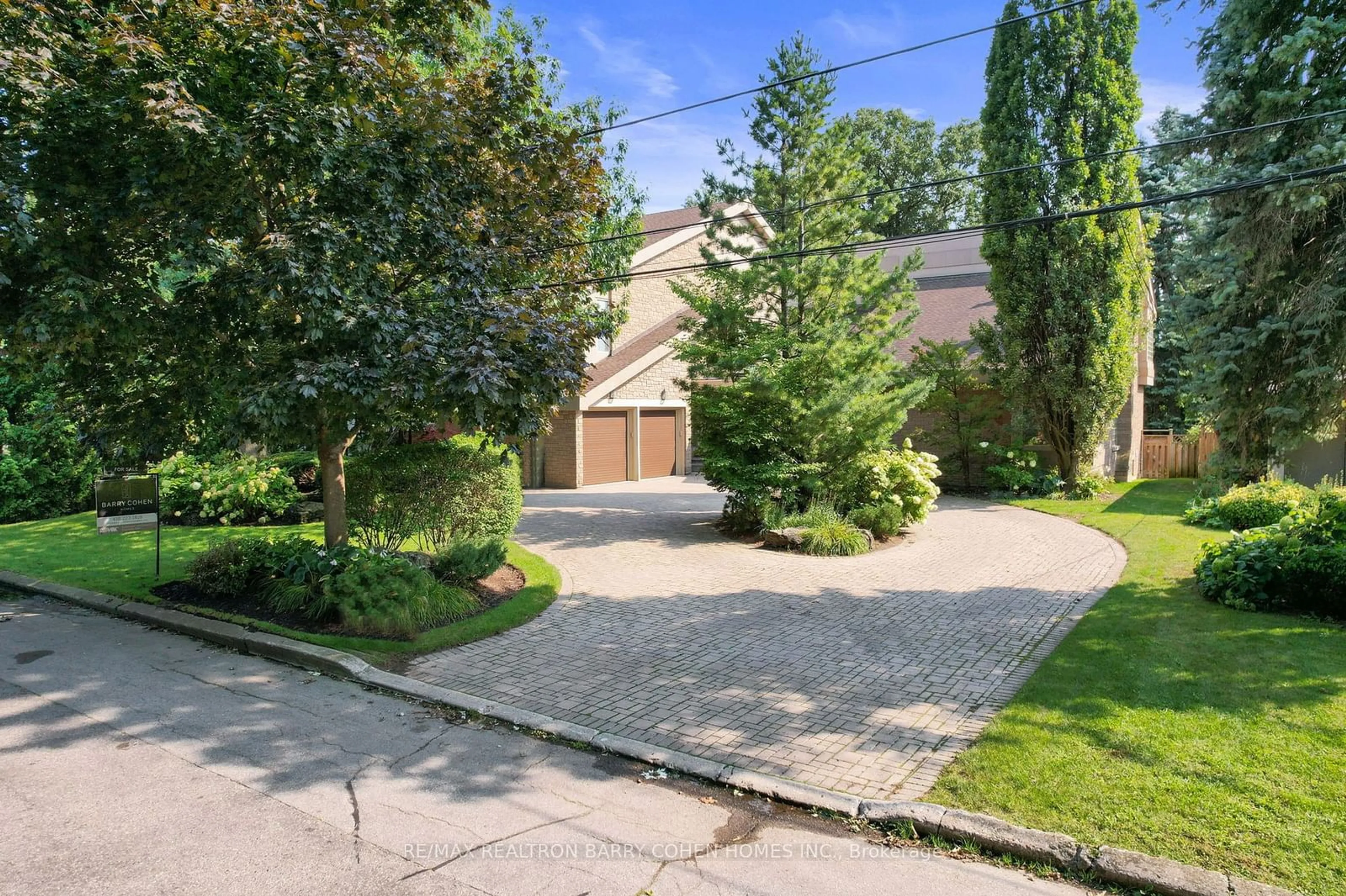 A pic from outside/outdoor area/front of a property/back of a property/a pic from drone, street for 19 Vernham Ave, Toronto Ontario M2L 2B1