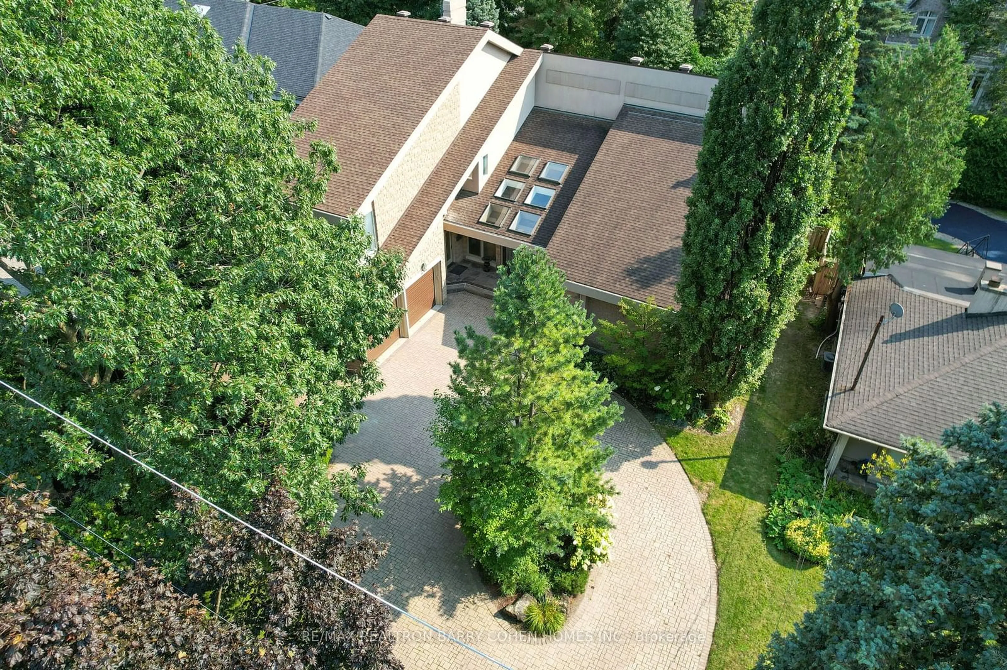 A pic from outside/outdoor area/front of a property/back of a property/a pic from drone, unknown for 19 Vernham Ave, Toronto Ontario M2L 2B1