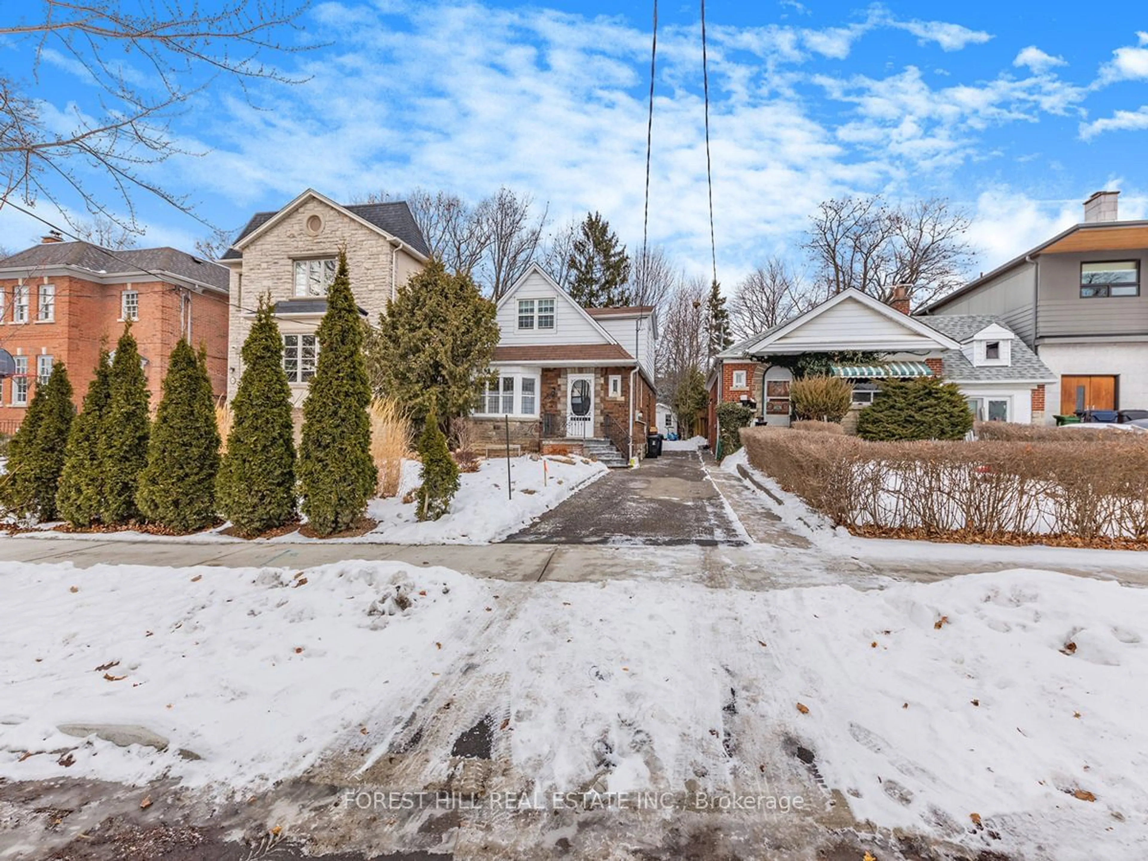 A pic from outside/outdoor area/front of a property/back of a property/a pic from drone, street for 12 New Haven Dr, Toronto Ontario M5N 1H7