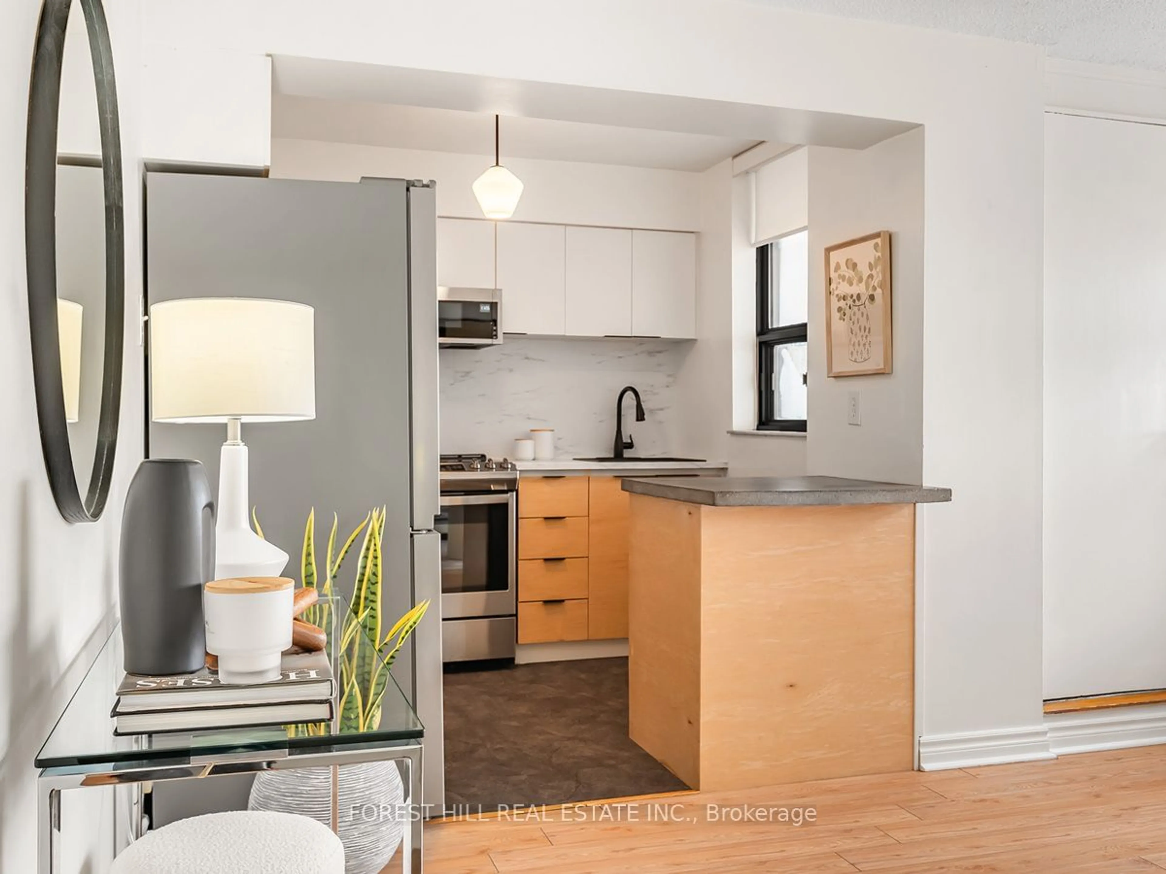 Open concept kitchen, wood/laminate floor for 73 Mc Caul St #527, Toronto Ontario M5T 2X2