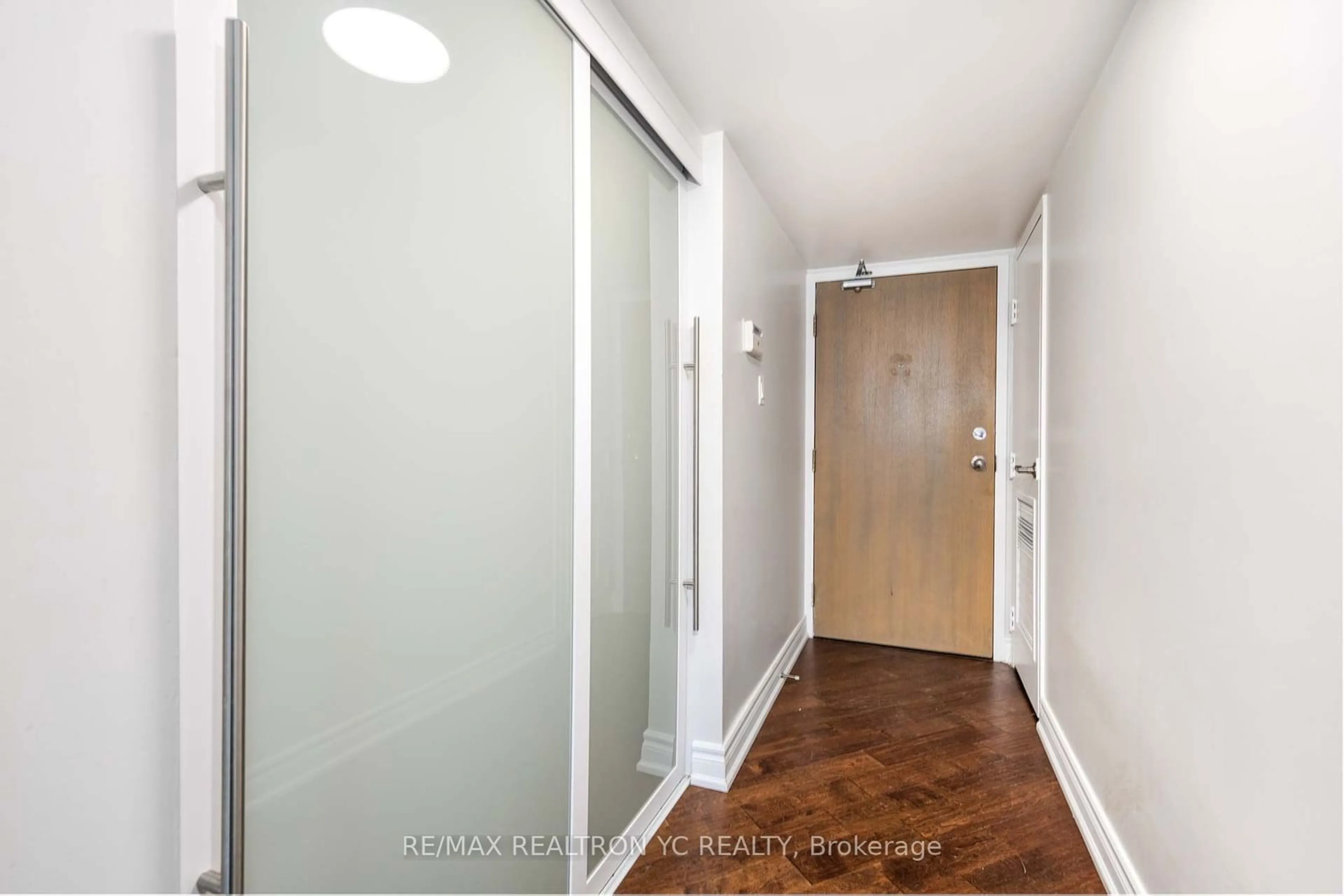 Indoor entryway for 1001 Bay St #604, Toronto Ontario M5A 3A6