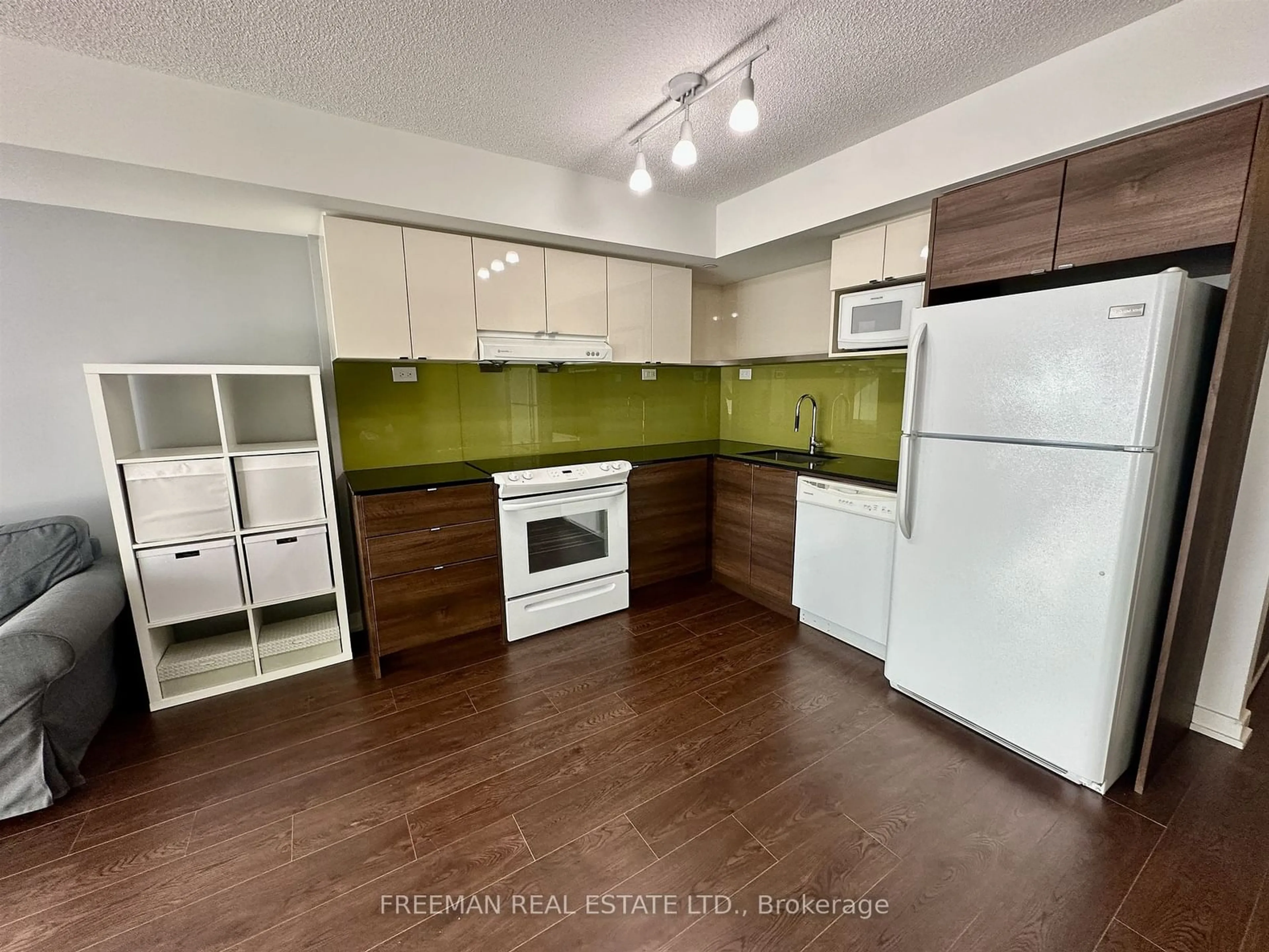 Standard kitchen, wood/laminate floor for 72 Esther Shiner Blvd #320, Toronto Ontario M2K 0C4