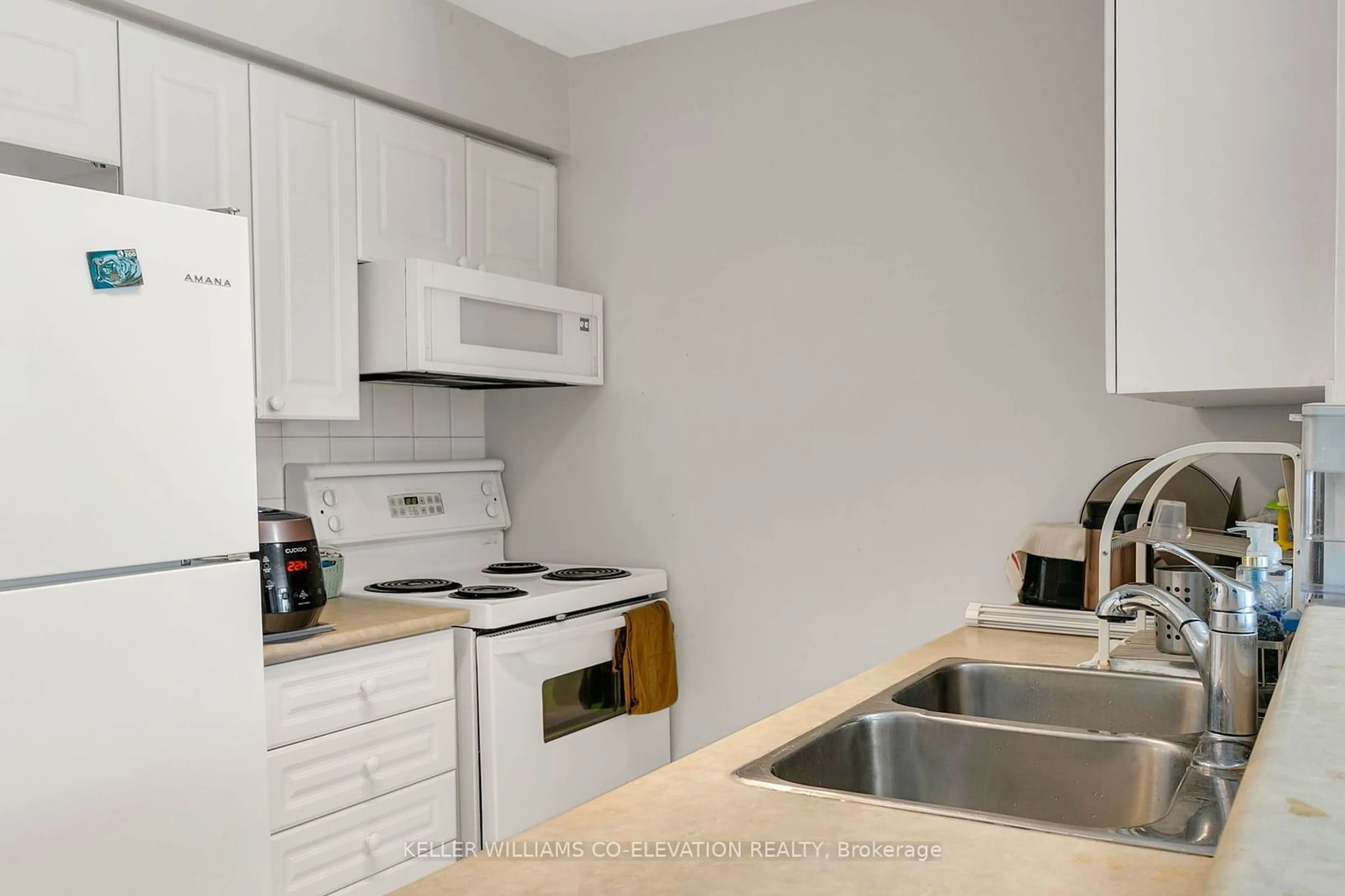 Standard kitchen, wood/laminate floor for 233 Beecroft Rd #322, Toronto Ontario M2N 6Z9