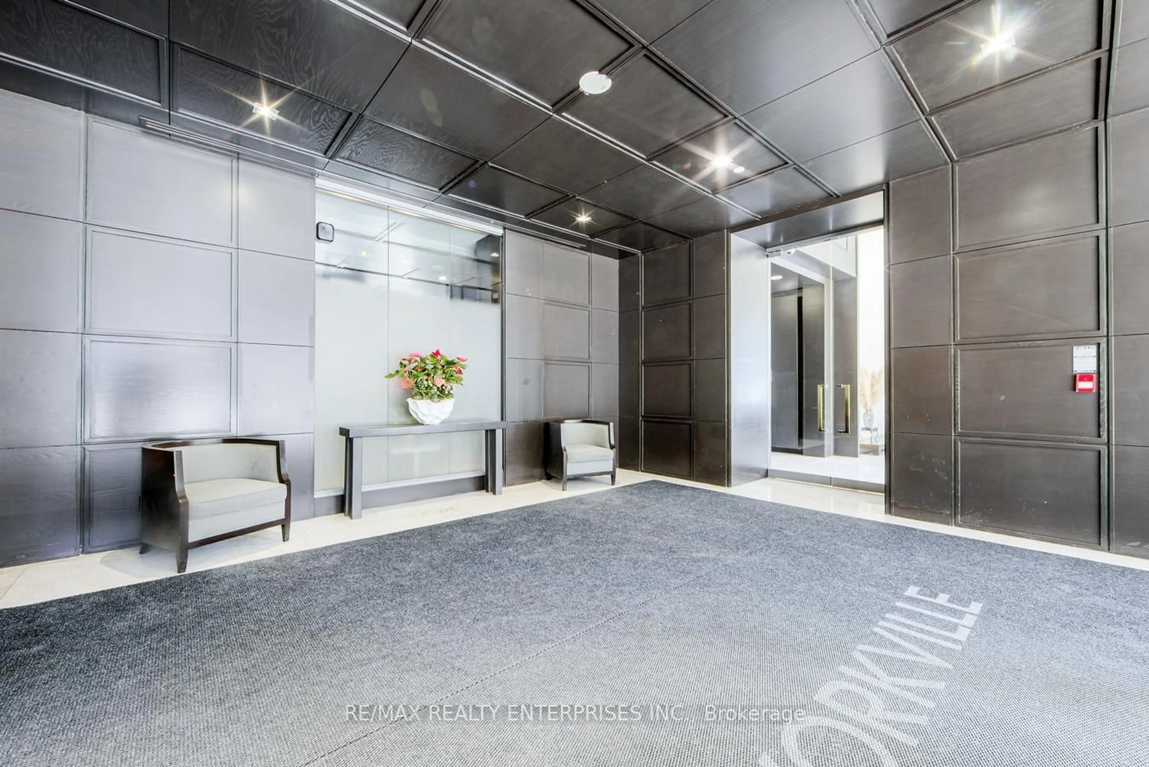 Indoor foyer for 18 Yorkville Ave #315, Toronto Ontario M4W 3Y8