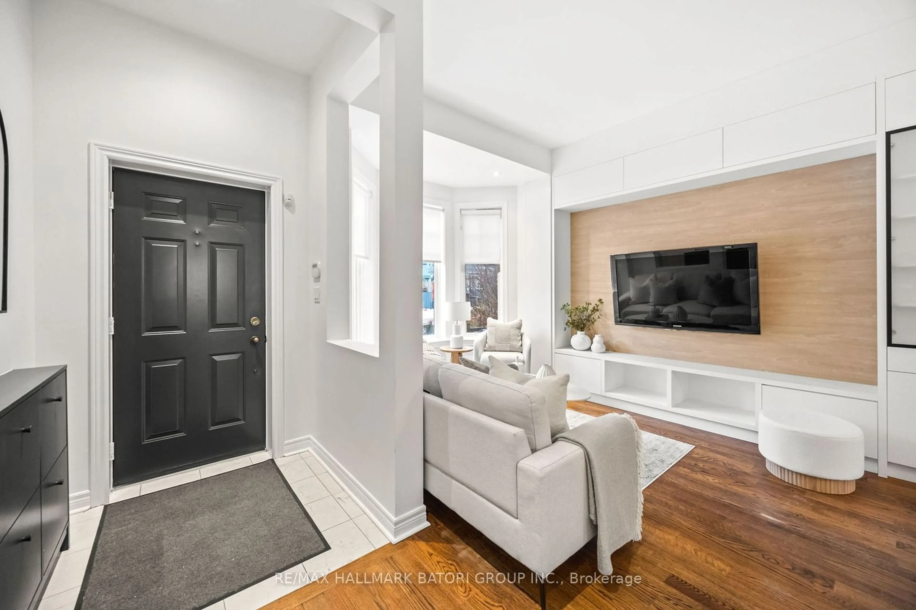 Indoor entryway for 271 Major St, Toronto Ontario M5S 2L5