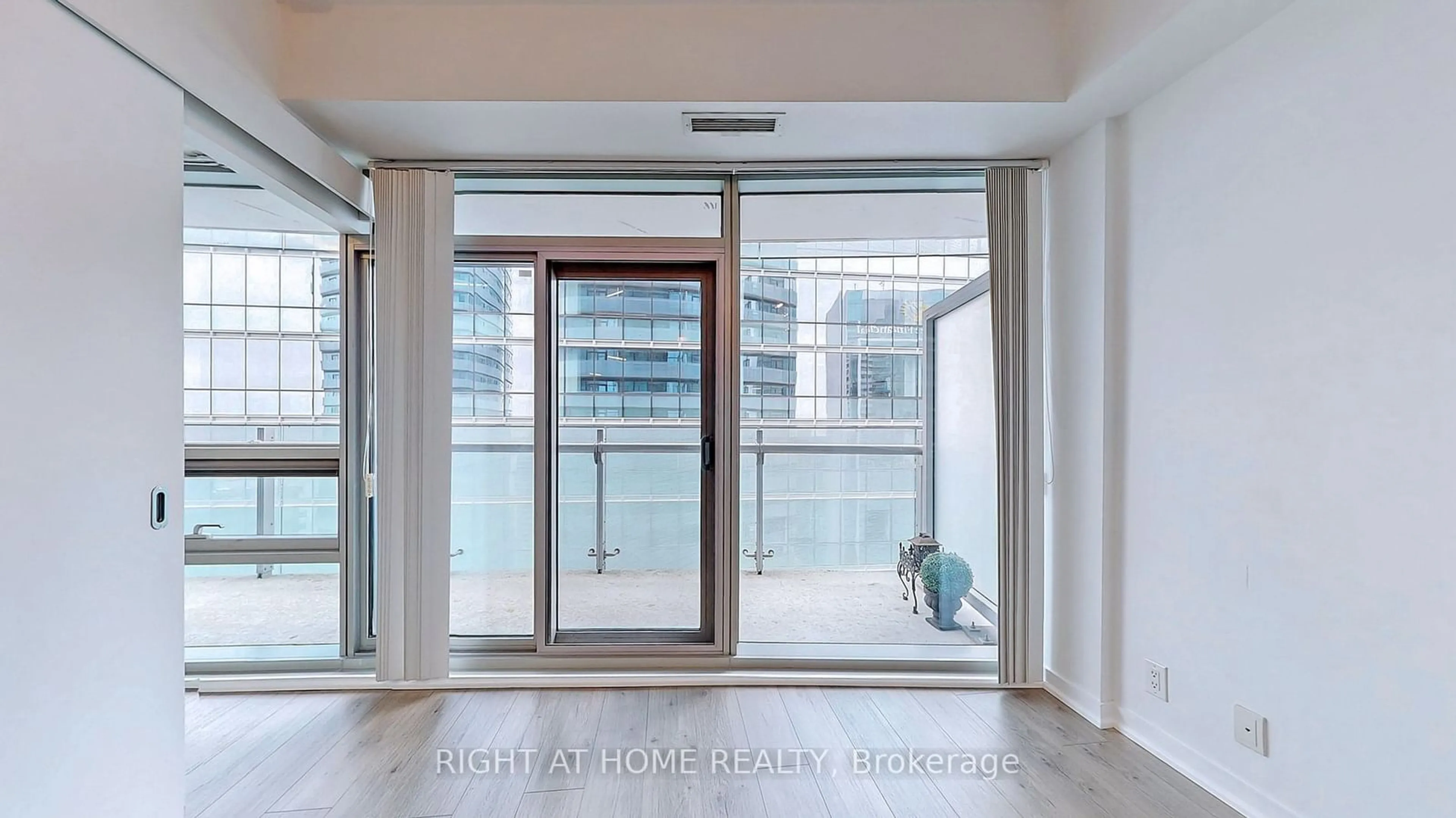 Indoor entryway for 14 York St #3509, Toronto Ontario M5J 0A9