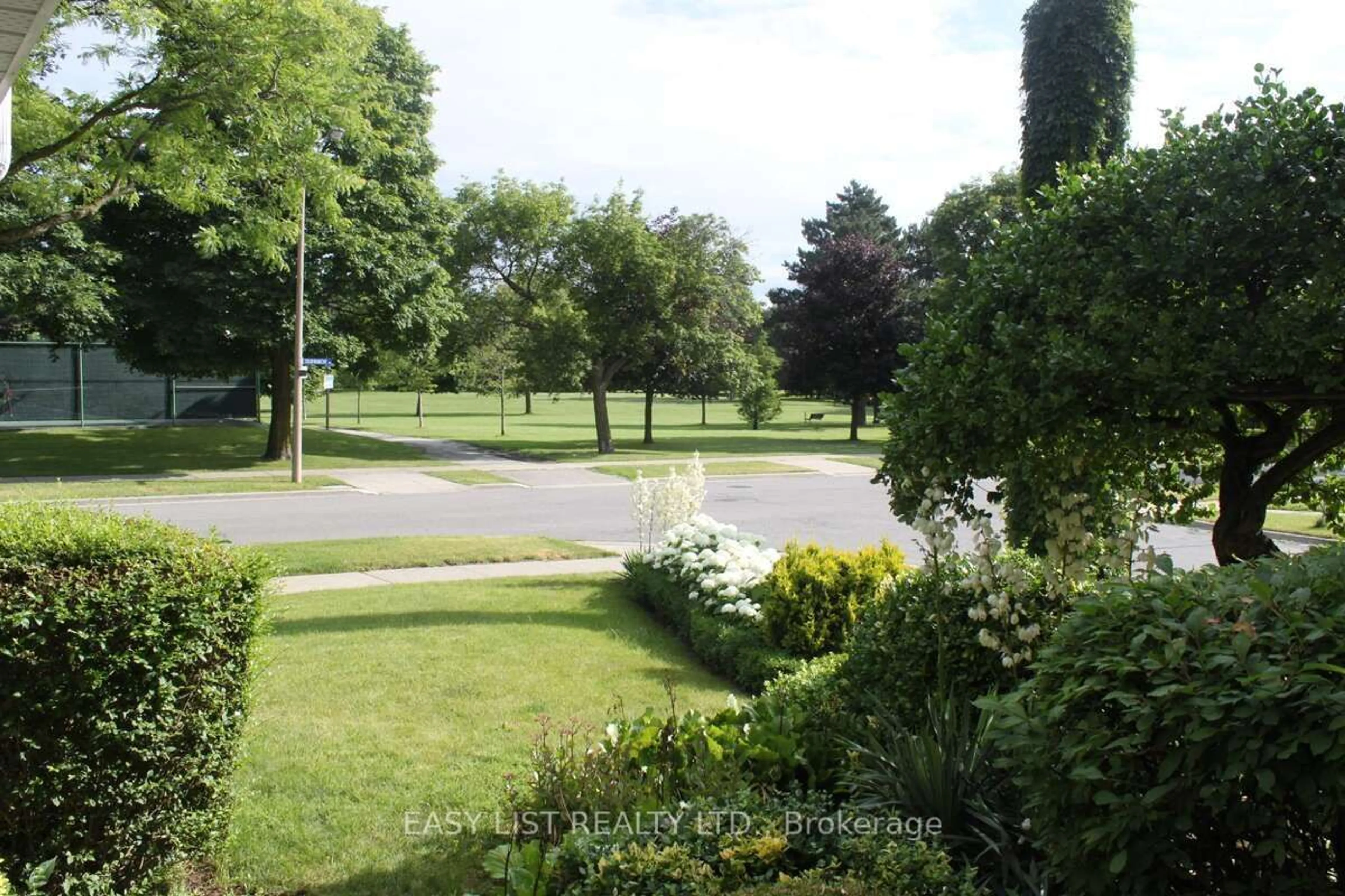 A pic from outside/outdoor area/front of a property/back of a property/a pic from drone, forest/trees view for 35 Tournament Dr, Toronto Ontario M2P 1K1