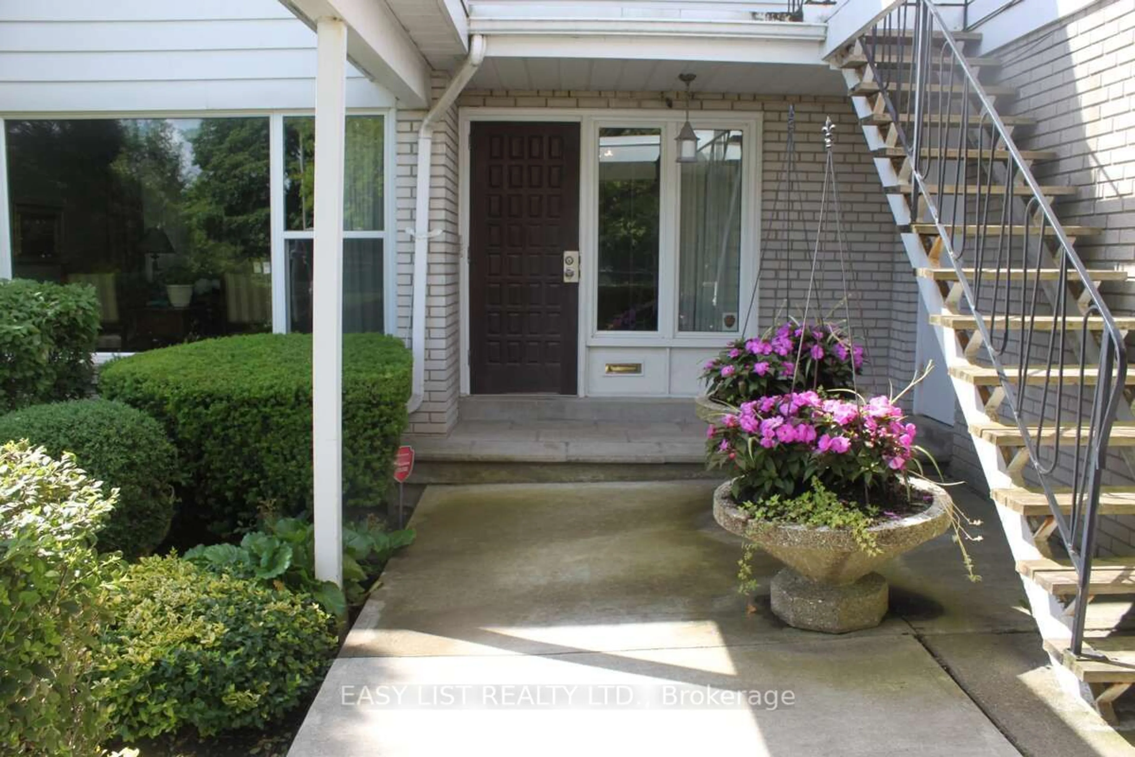 Indoor entryway for 35 Tournament Dr, Toronto Ontario M2P 1K1