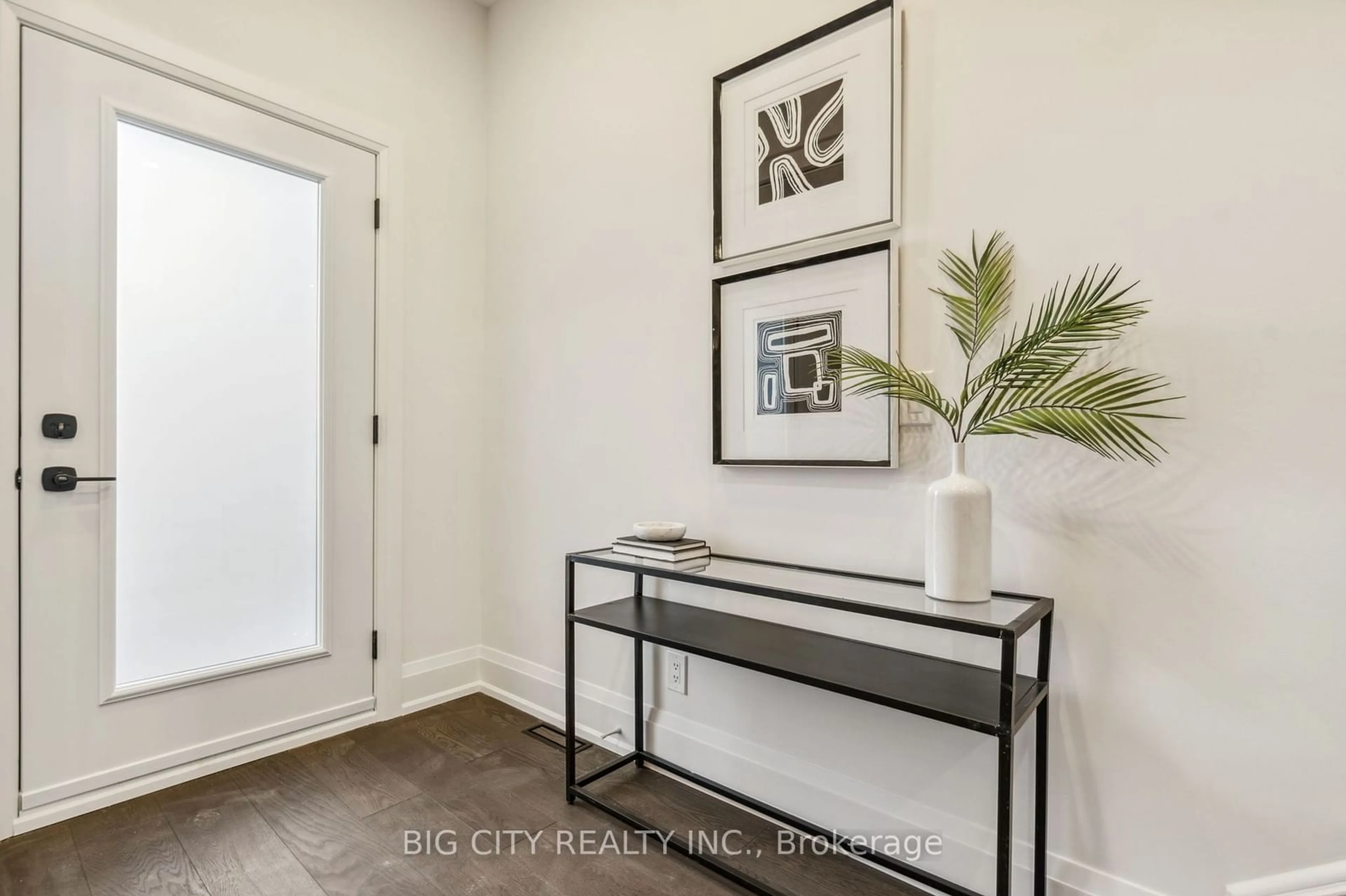 Indoor entryway for 159 Brunswick Ave, Toronto Ontario M5S 2M3