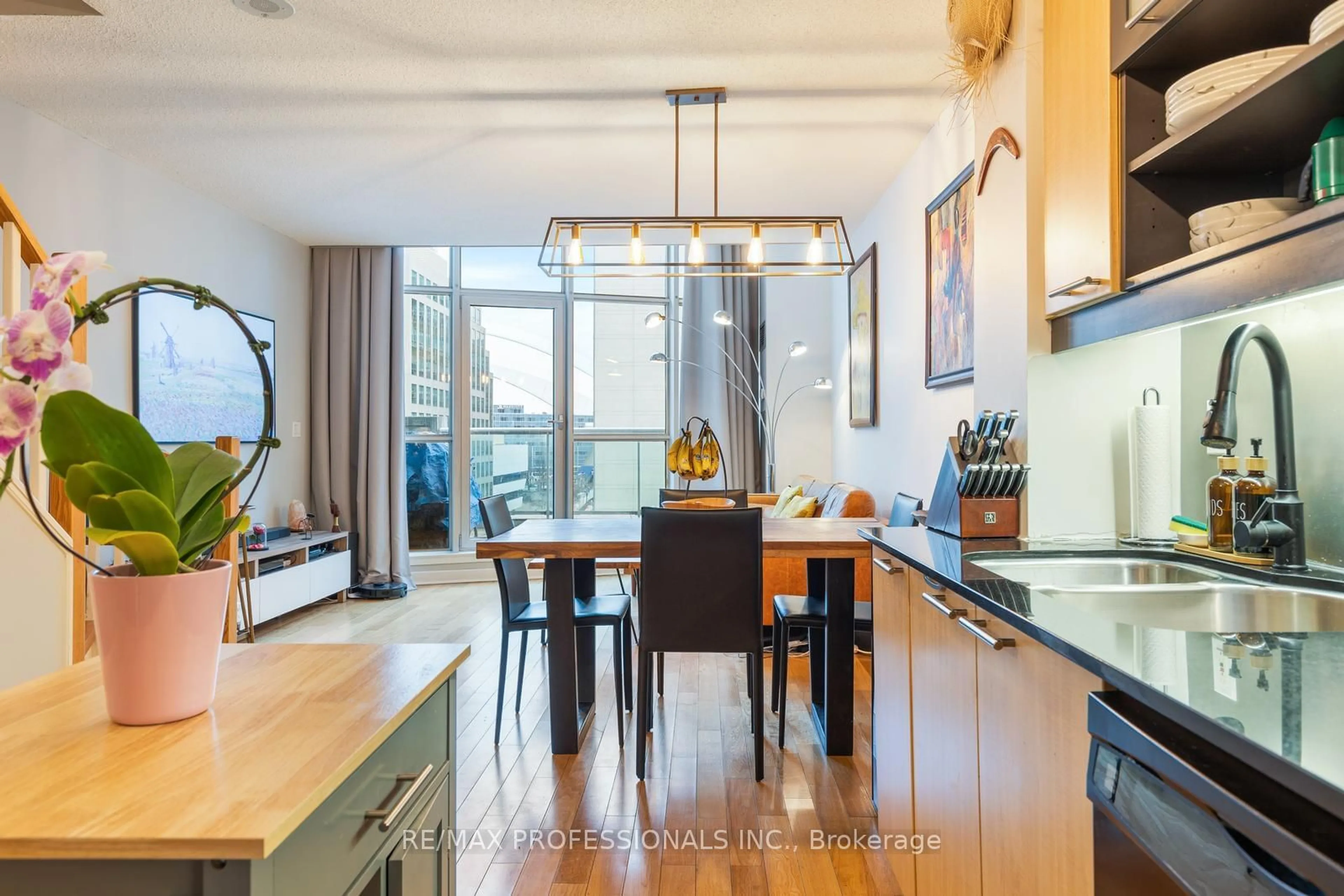 Open concept kitchen, unknown for 36 Blue Jays Way #714, Toronto Ontario M5V 3T3