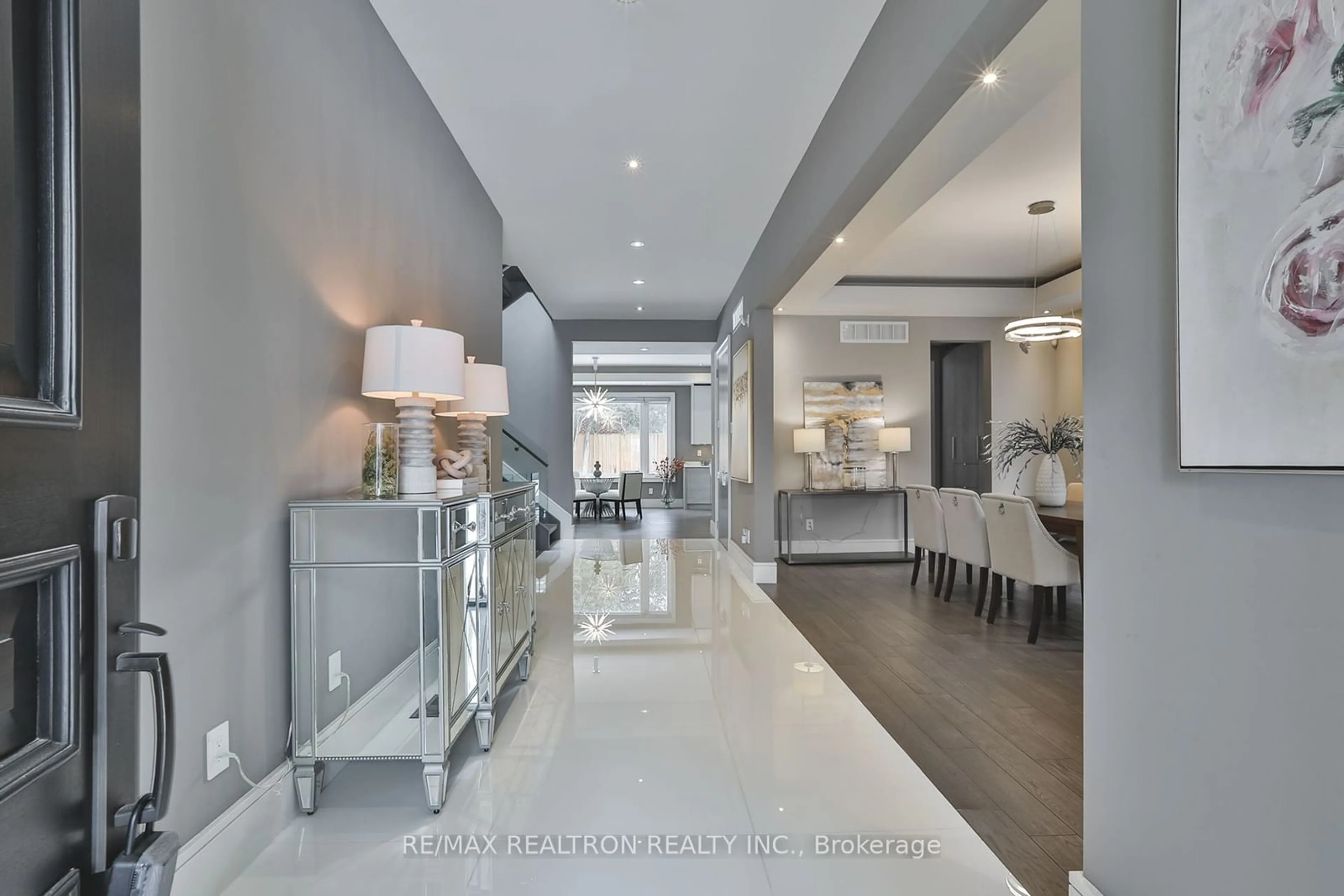 Indoor foyer for 38 Lorraine Dr, Toronto Ontario M2N 2E5