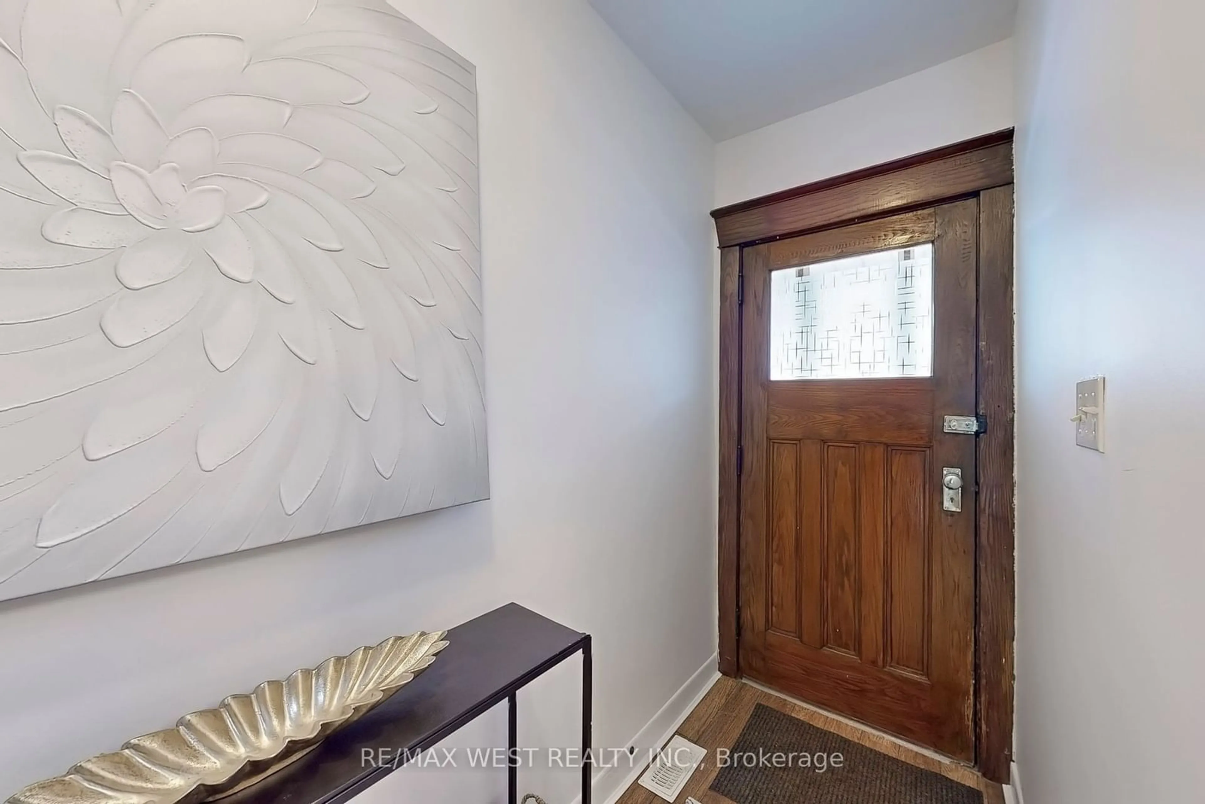 Indoor entryway for 540 Roxton Rd, Toronto Ontario M6G 3R4