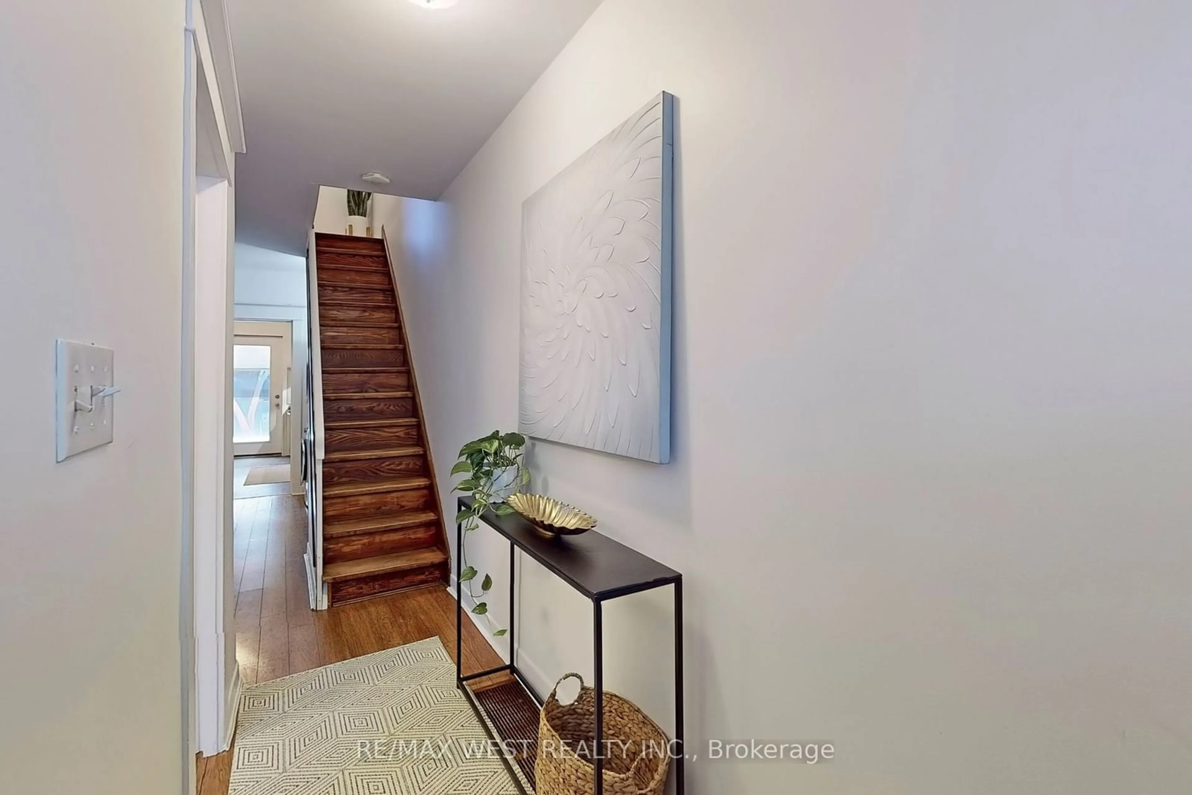 Indoor entryway for 540 Roxton Rd, Toronto Ontario M6G 3R4