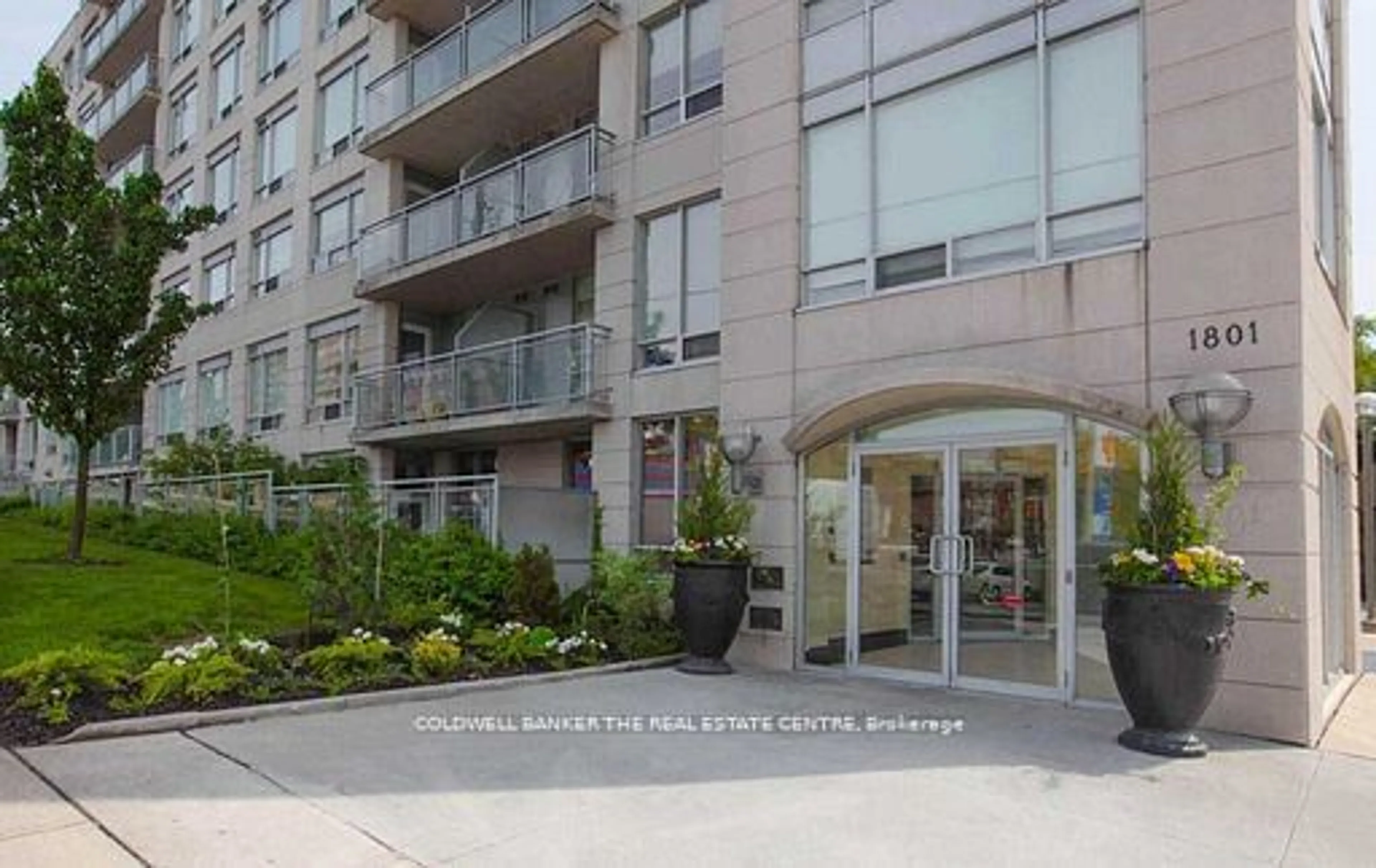 Indoor foyer for 1801 Bayview Ave #308, Toronto Ontario M4G 4K2