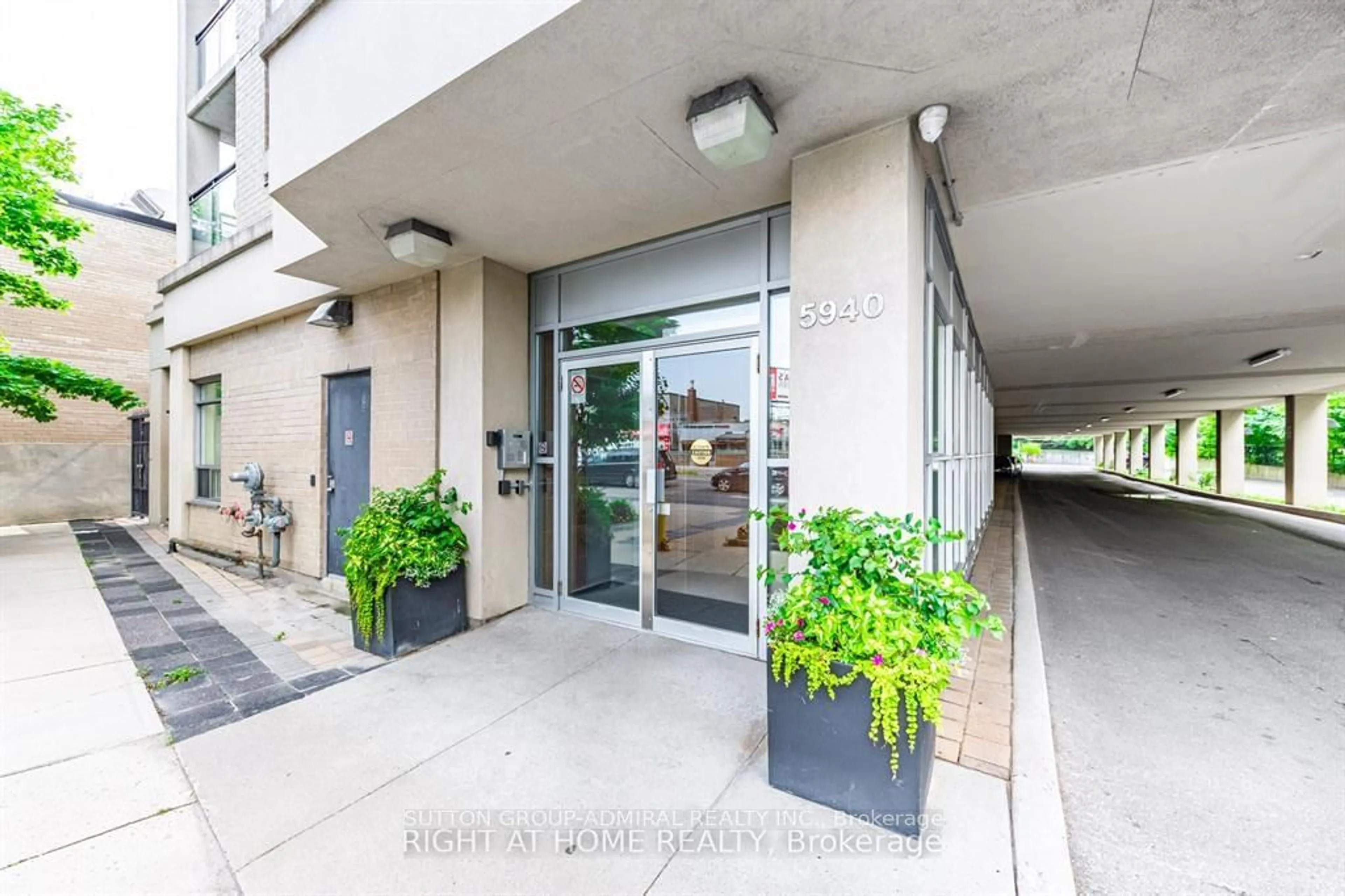 Indoor foyer for 5940 Yonge St #512, Toronto Ontario M2M 4M6