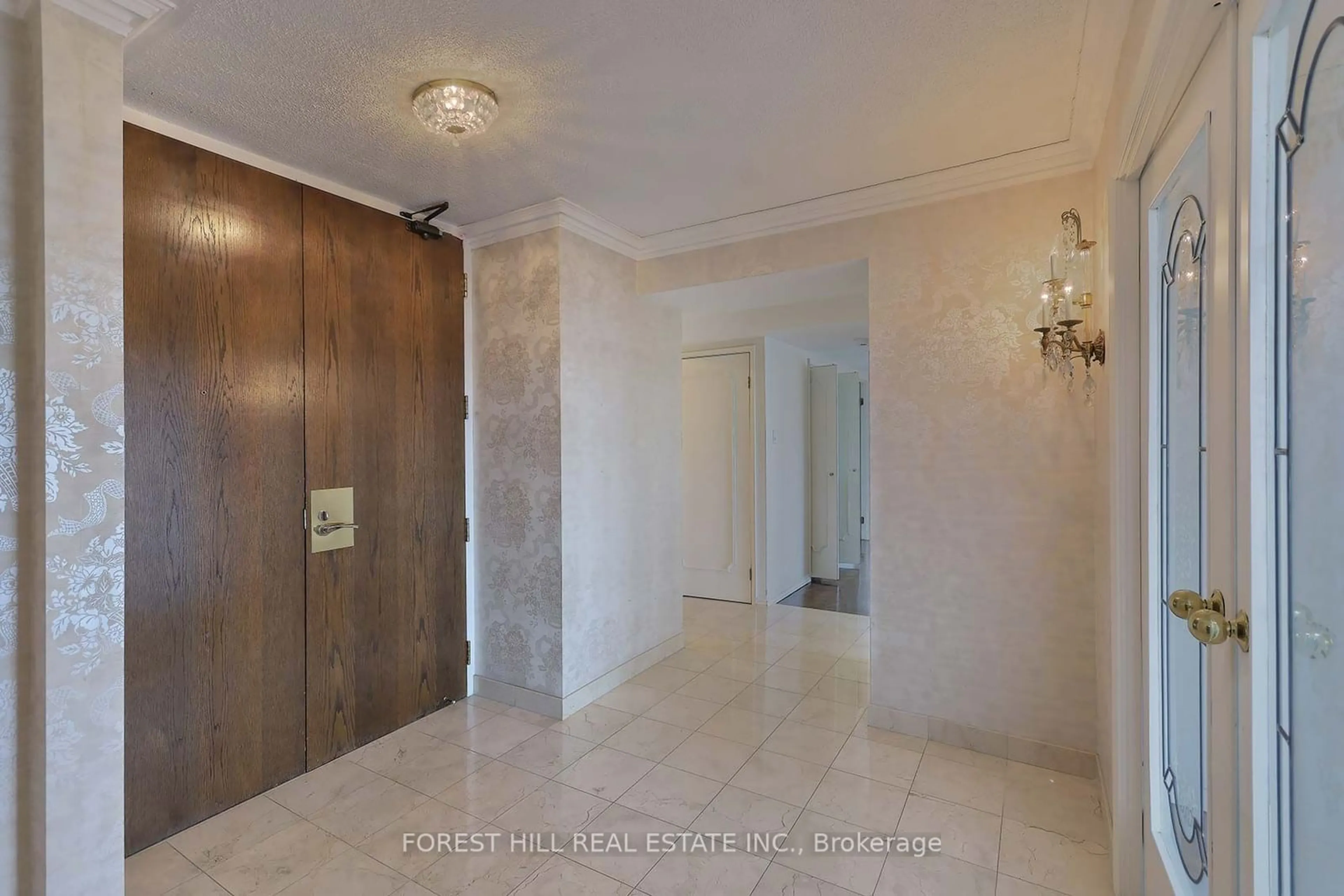 Indoor foyer for 449 Walmer Rd #902, Toronto Ontario M5P 2X9