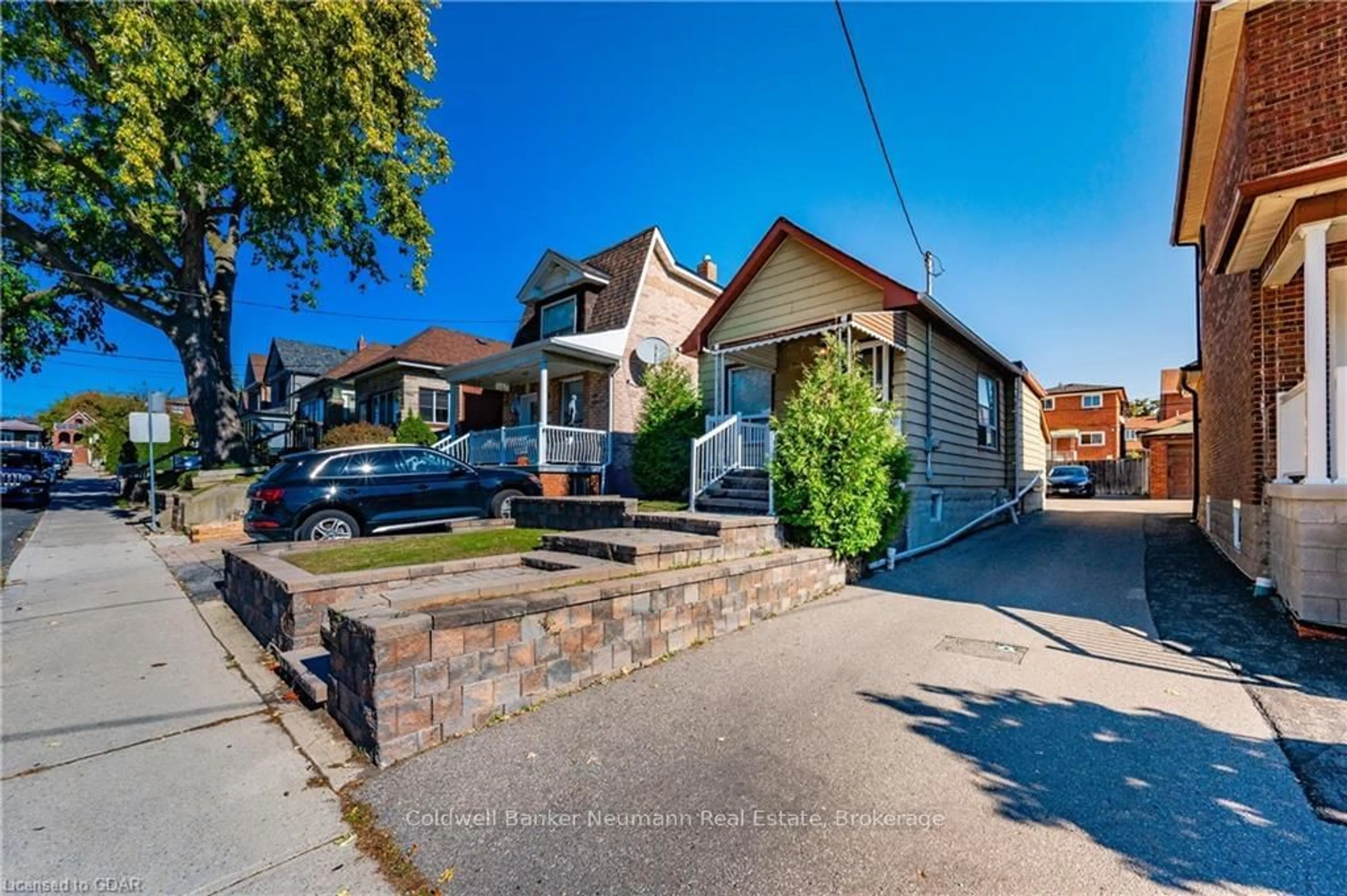 A pic from outside/outdoor area/front of a property/back of a property/a pic from drone, street for 25 Blandford St, Toronto Ontario M6E 3A6