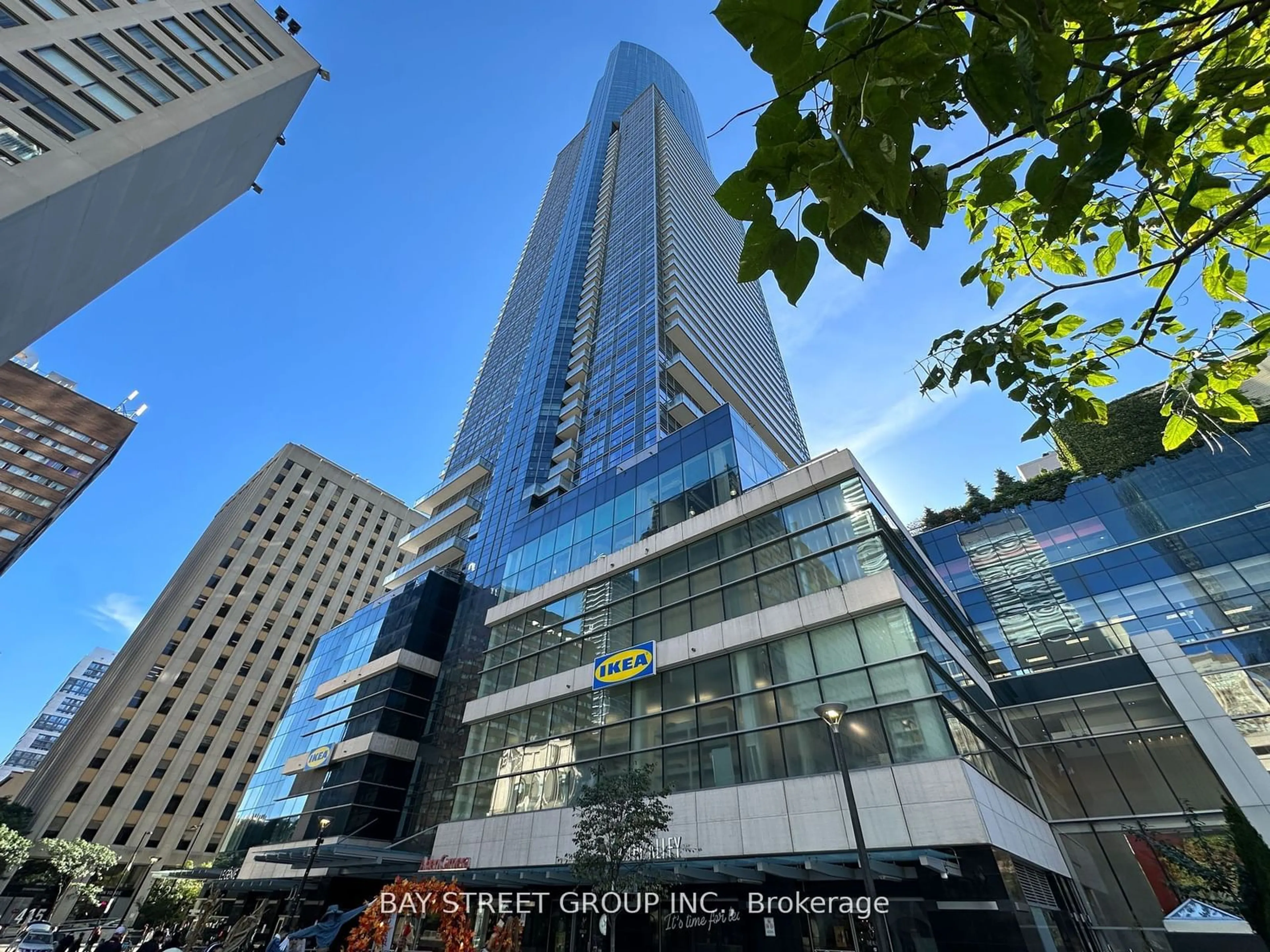 Indoor foyer for 386 Yonge St #720, Toronto Ontario M5B 0A5