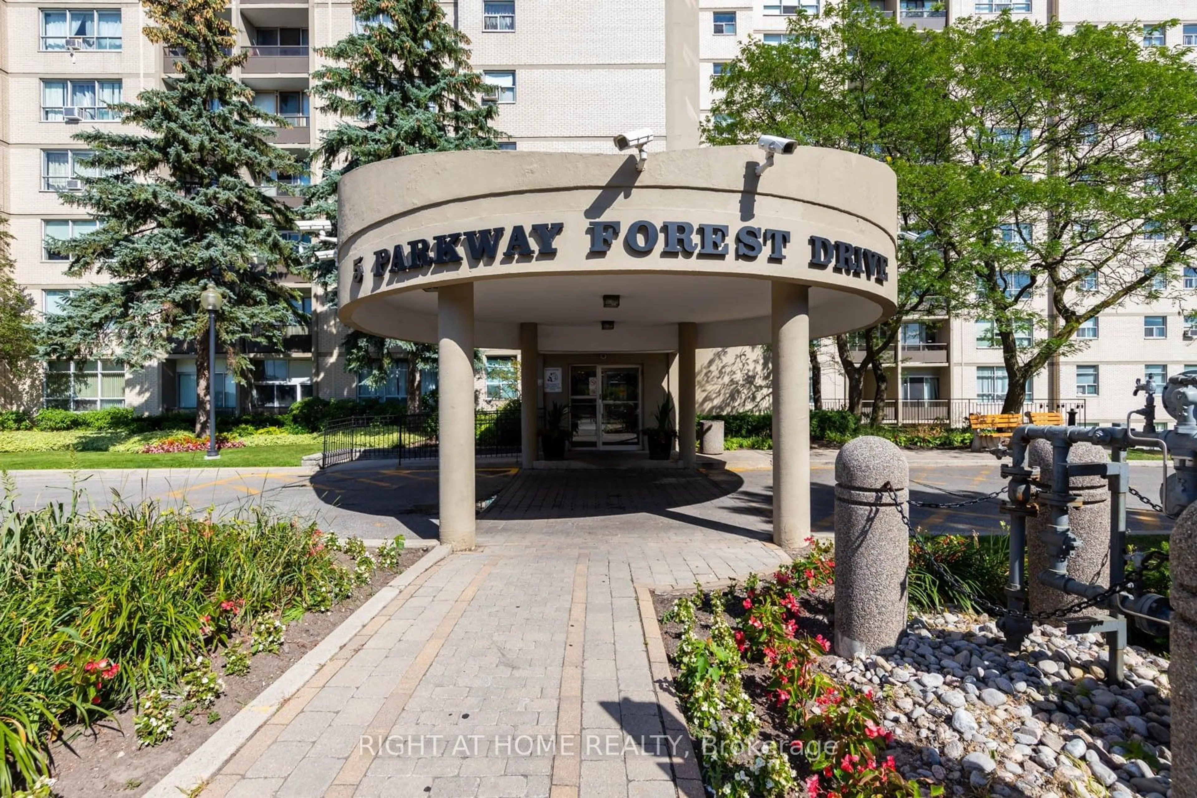 Indoor foyer for 5 Parkway Forest Dr #801, Toronto Ontario M2J 1L2