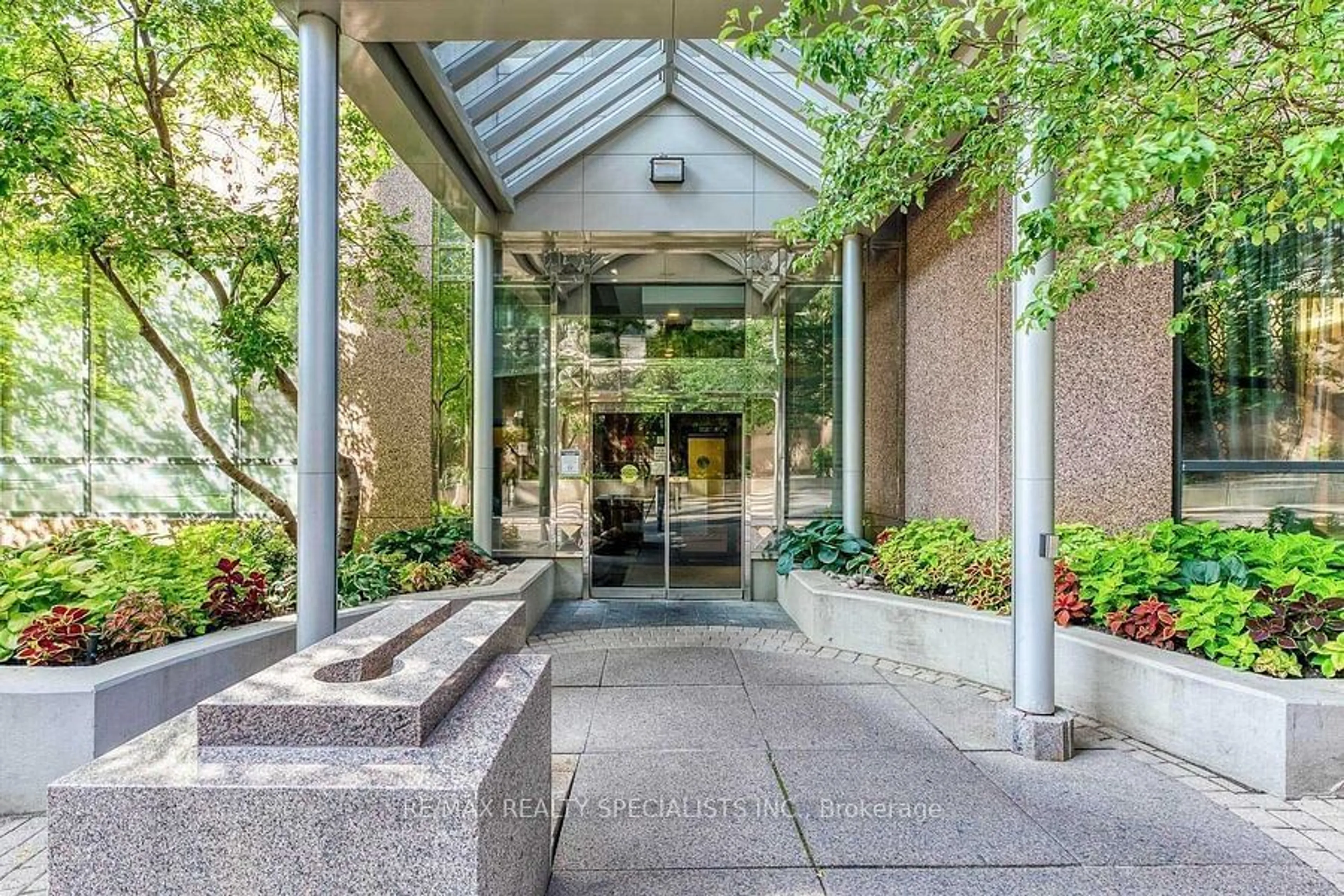 Indoor foyer for 7 CARLTON St #704, Toronto Ontario M5B 2M3