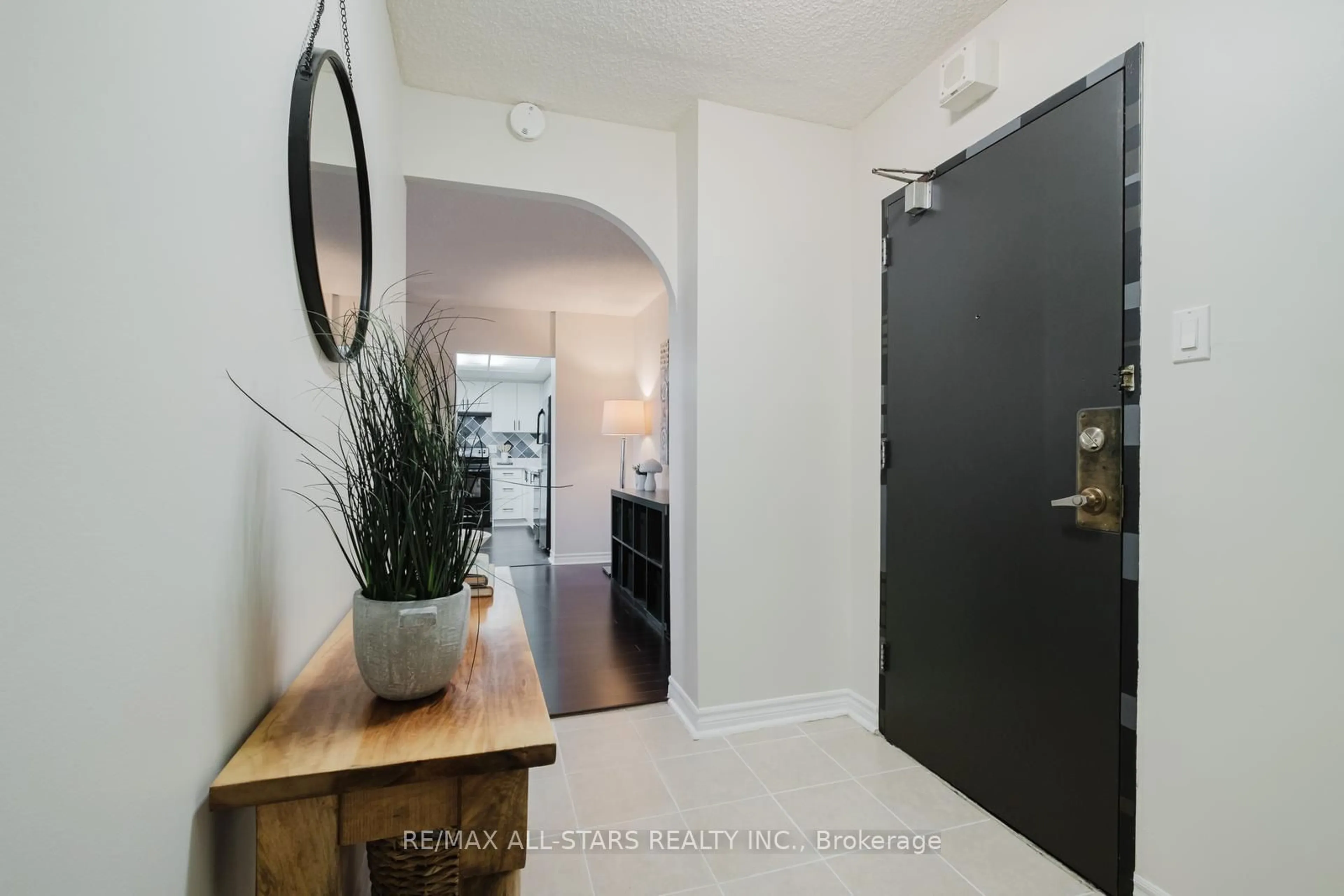 Indoor entryway for 1900 Sheppard Ave #1007, Toronto Ontario M2J 4T4