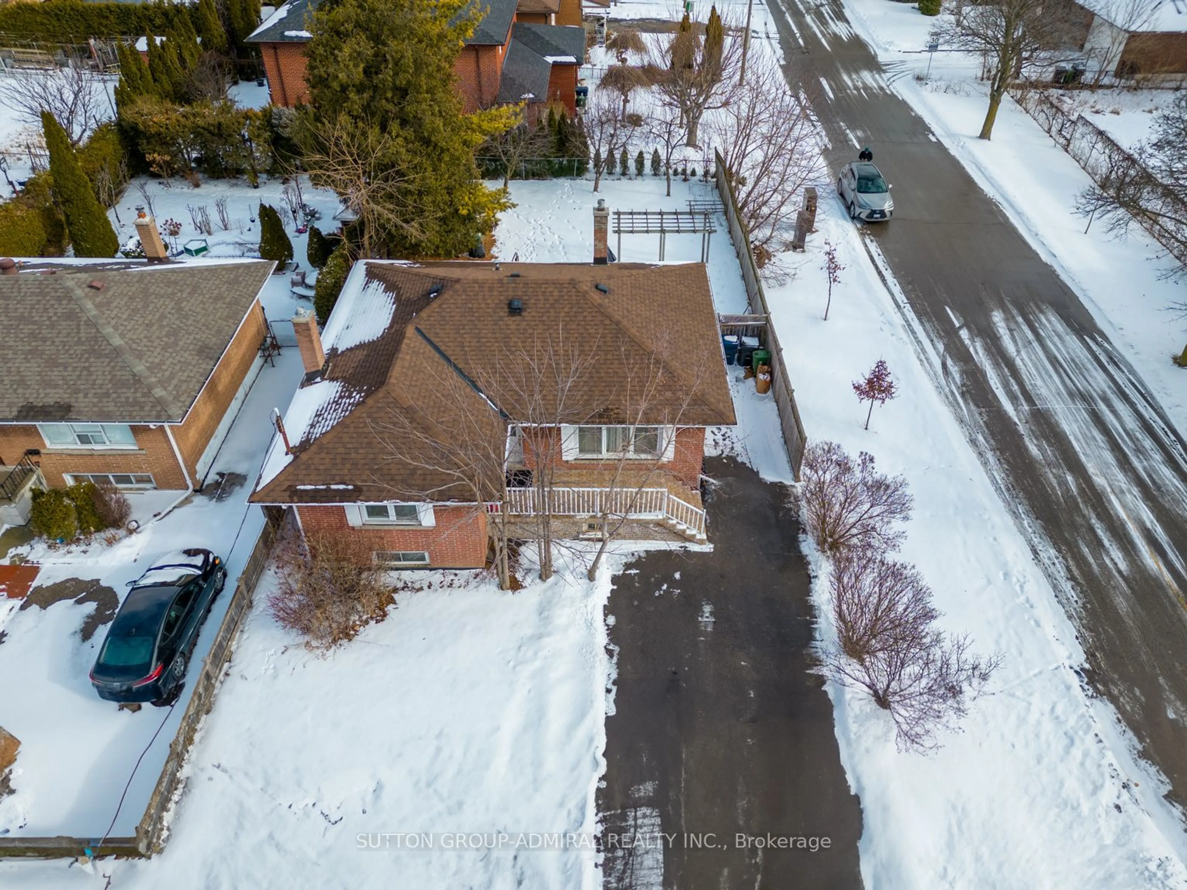 A pic from outside/outdoor area/front of a property/back of a property/a pic from drone, street for 1071 Willowdale Ave, Toronto Ontario M2M 3E5