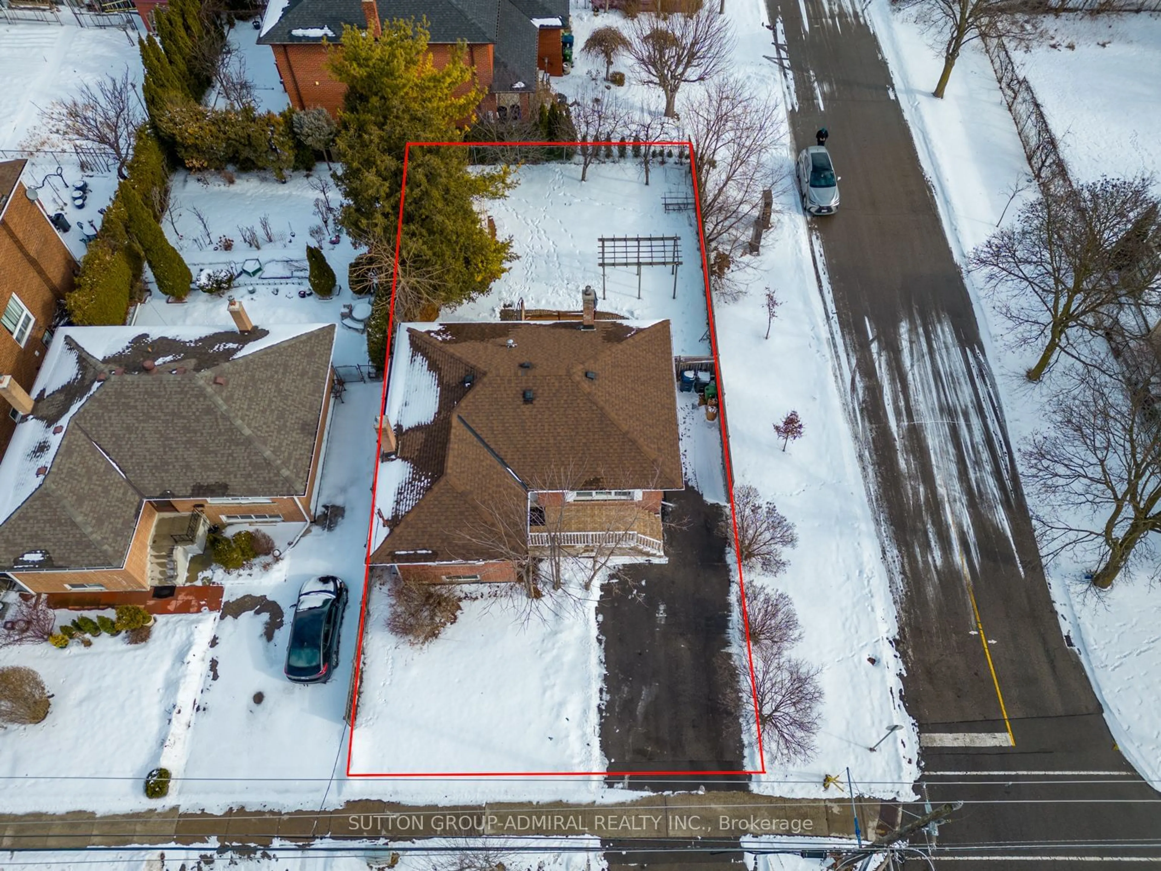 A pic from outside/outdoor area/front of a property/back of a property/a pic from drone, street for 1071 Willowdale Ave, Toronto Ontario M2M 3E5