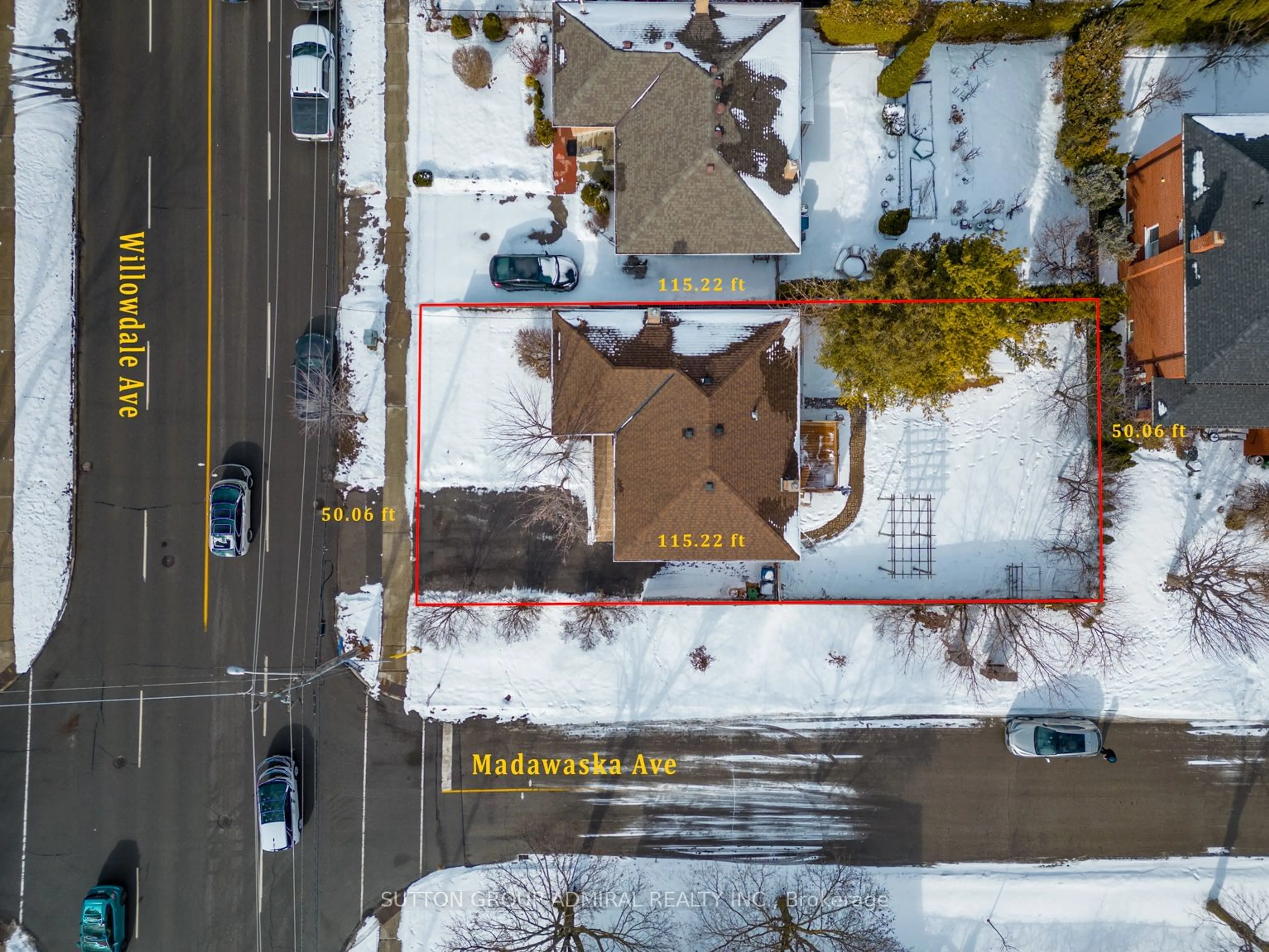 A pic from outside/outdoor area/front of a property/back of a property/a pic from drone, street for 1071 Willowdale Ave, Toronto Ontario M2M 3E5