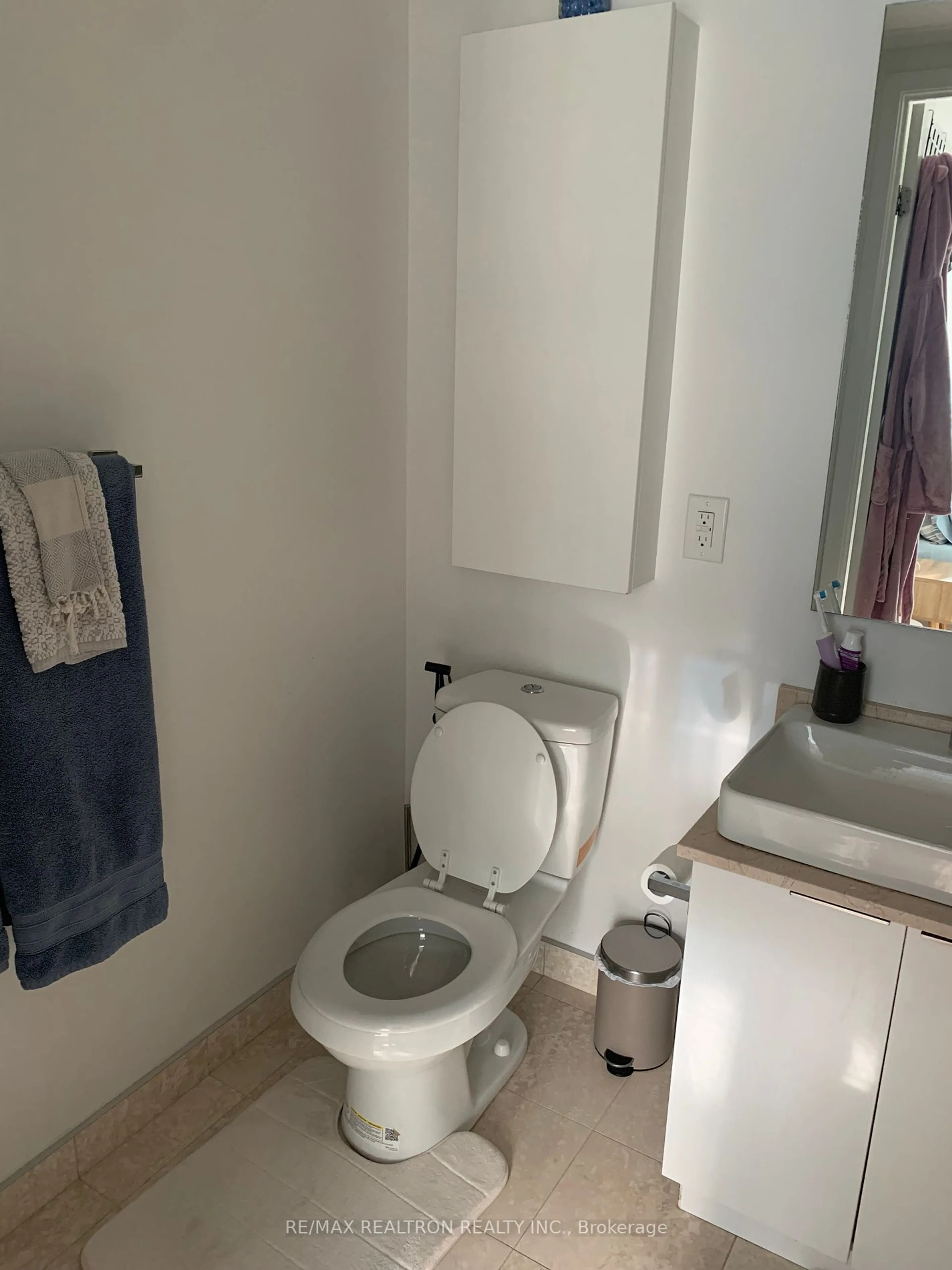 Standard bathroom, floor is not visible for 14 York St #1008, Toronto Ontario M5J 0B1