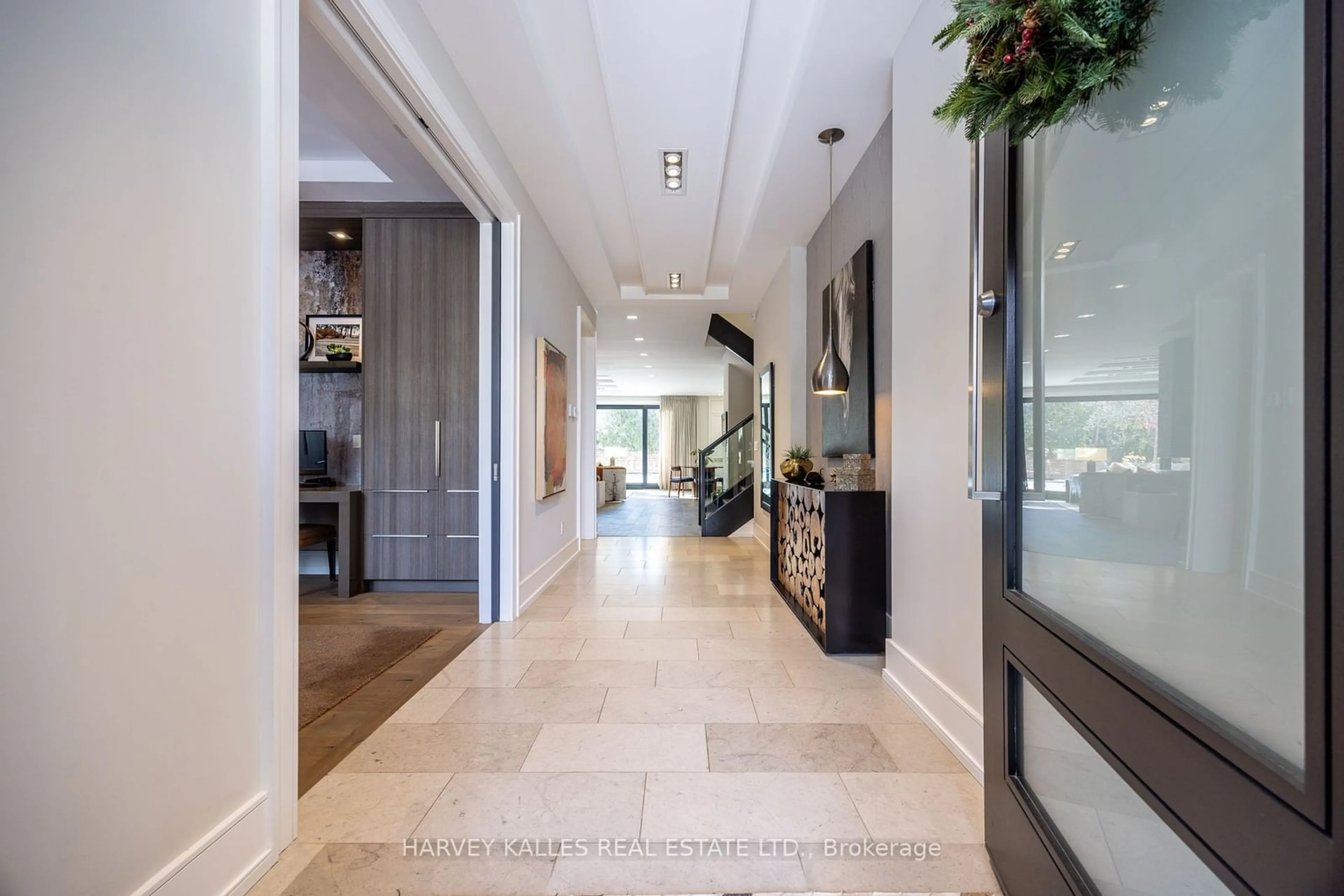 Indoor entryway for 108 Mason Blvd, Toronto Ontario M5M 3E3