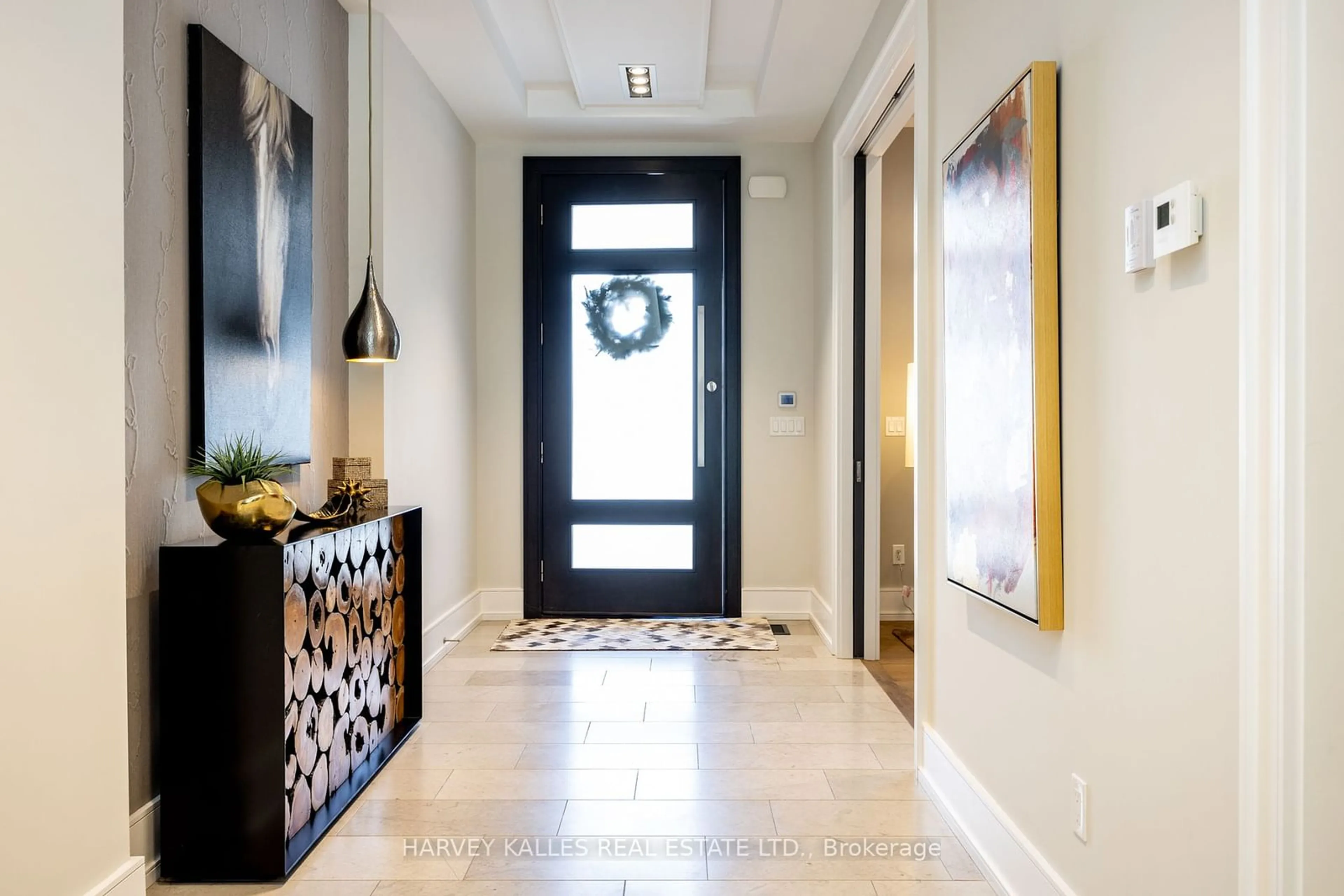 Indoor entryway for 108 Mason Blvd, Toronto Ontario M5M 3E3