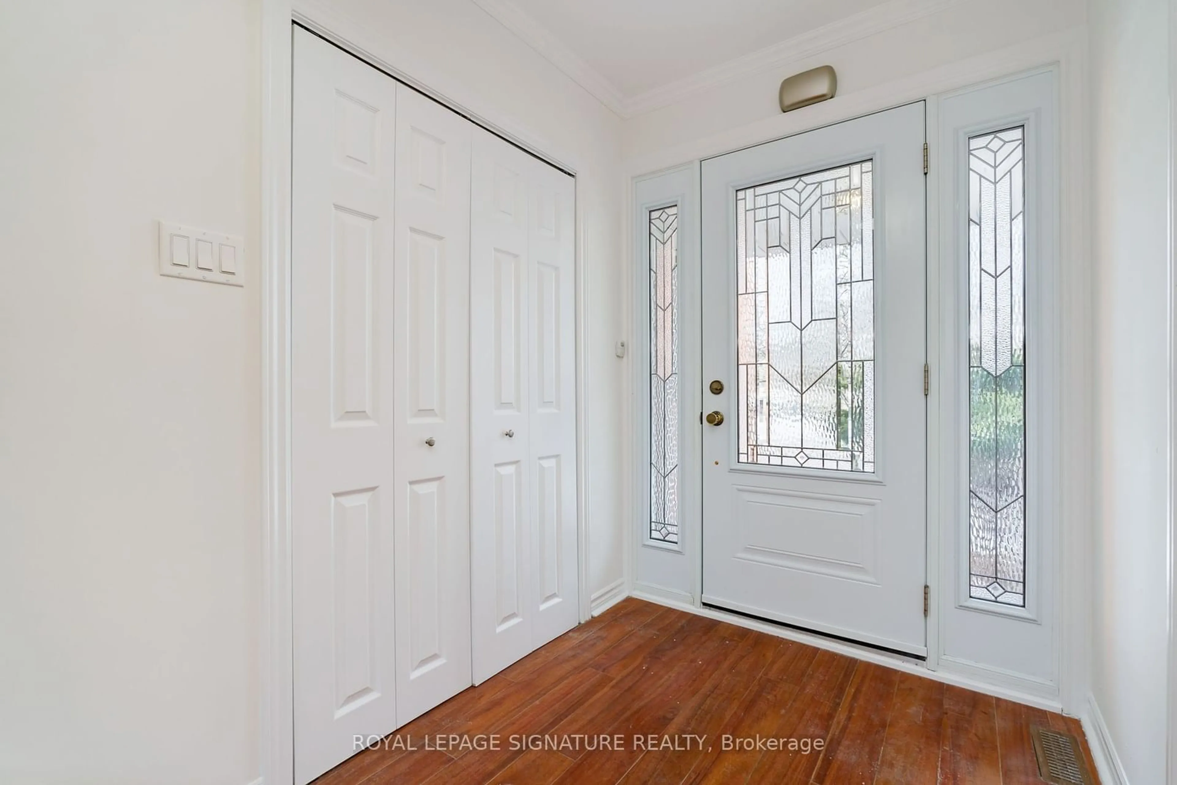 Indoor entryway for 16 Lesgay Cres, Toronto Ontario M2J 2H8