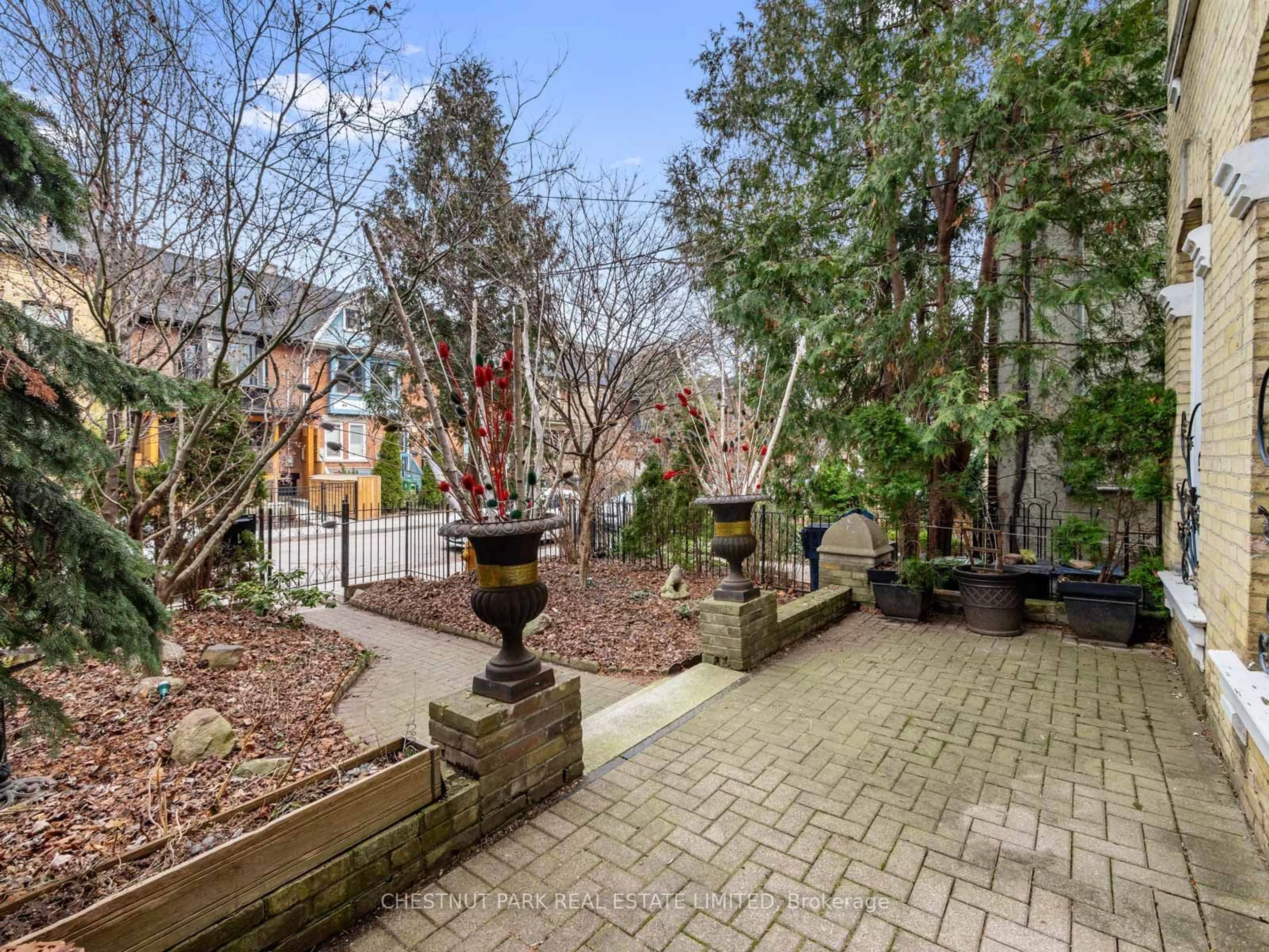 Patio, street for 126 Seaton St, Toronto Ontario M5A 2T3