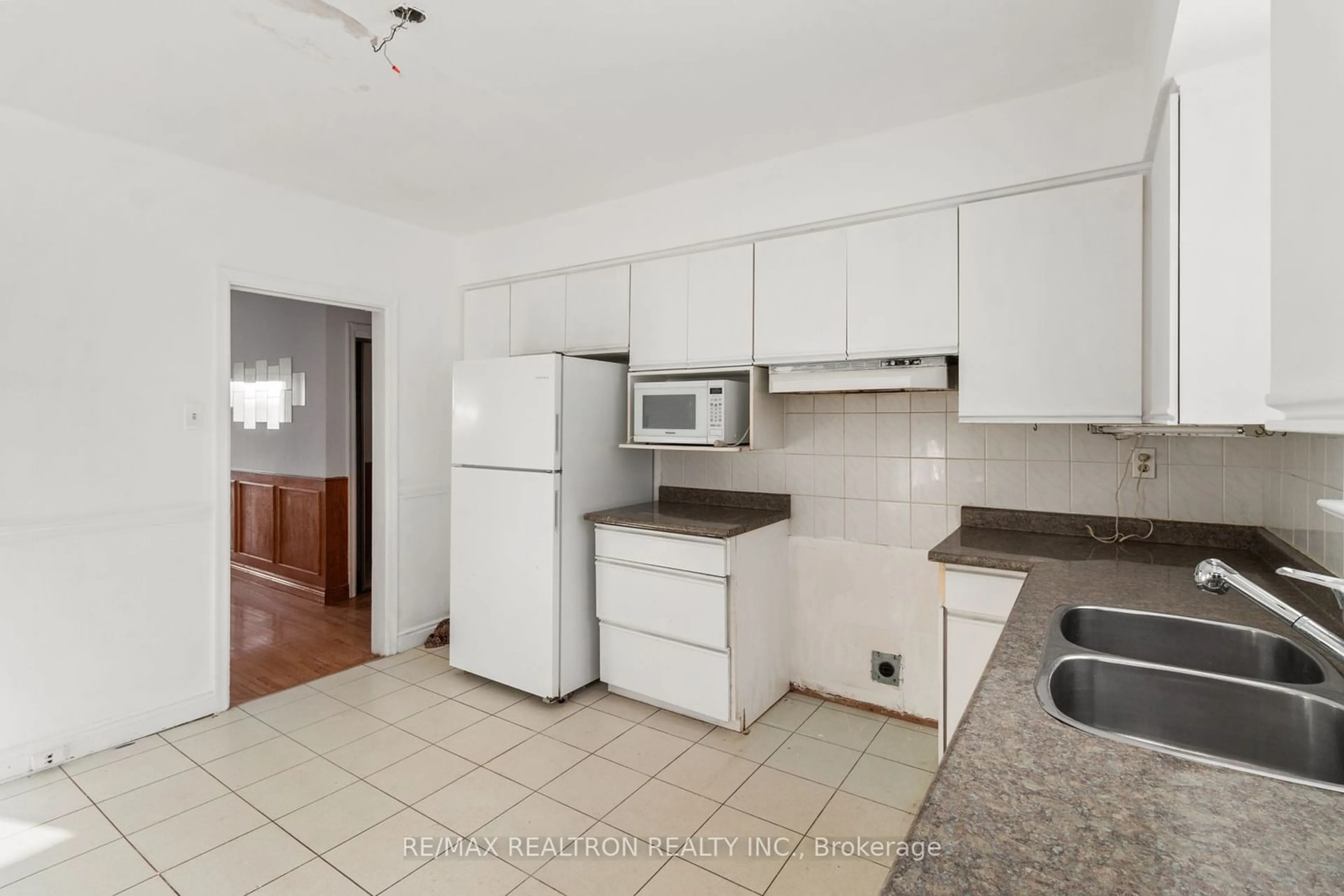 Standard kitchen, unknown for 223 Northwood Dr, Toronto Ontario M2M 2K5