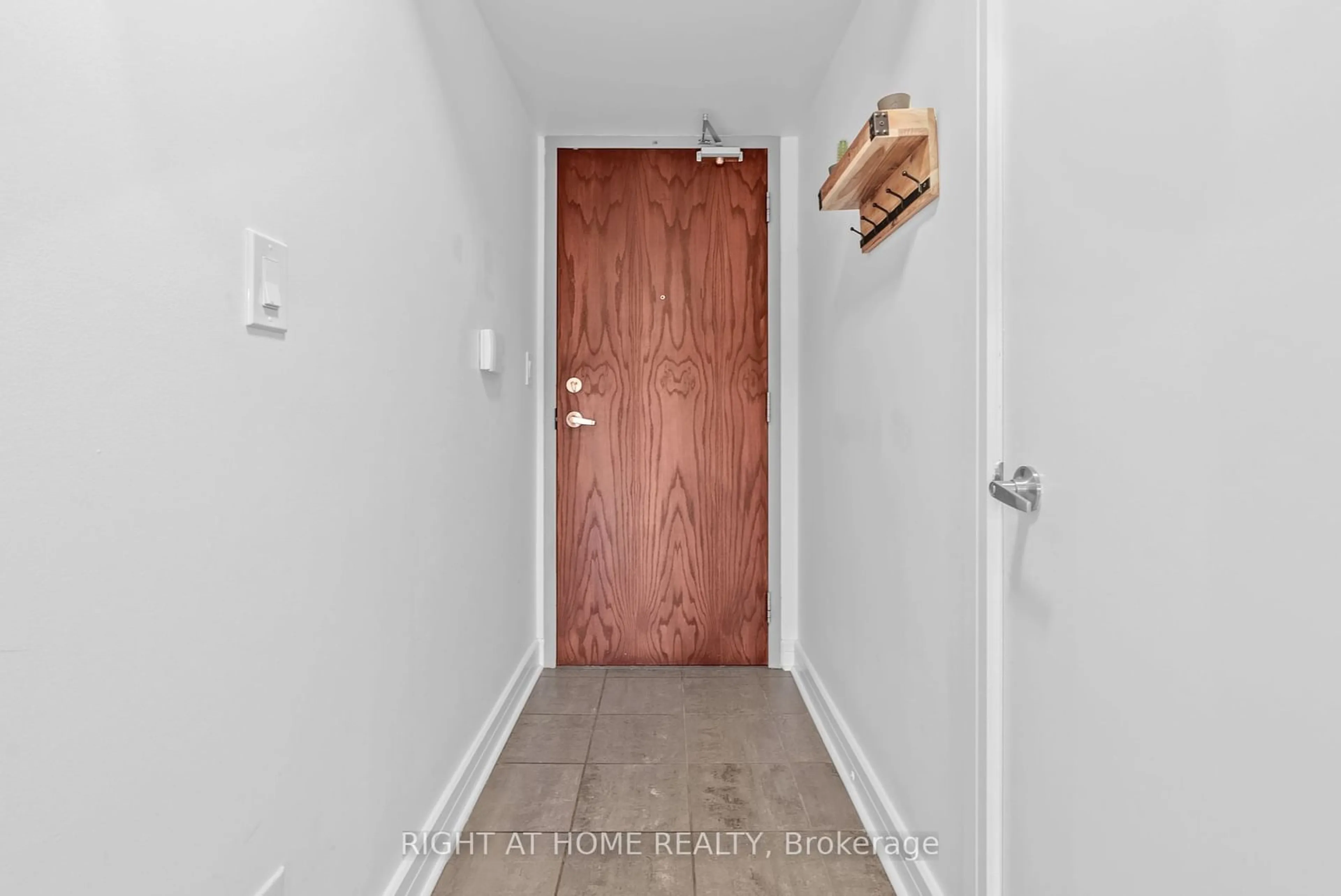 Indoor entryway for 16 Harrison Garden Blvd #209, Toronto Ontario M2N 7J6