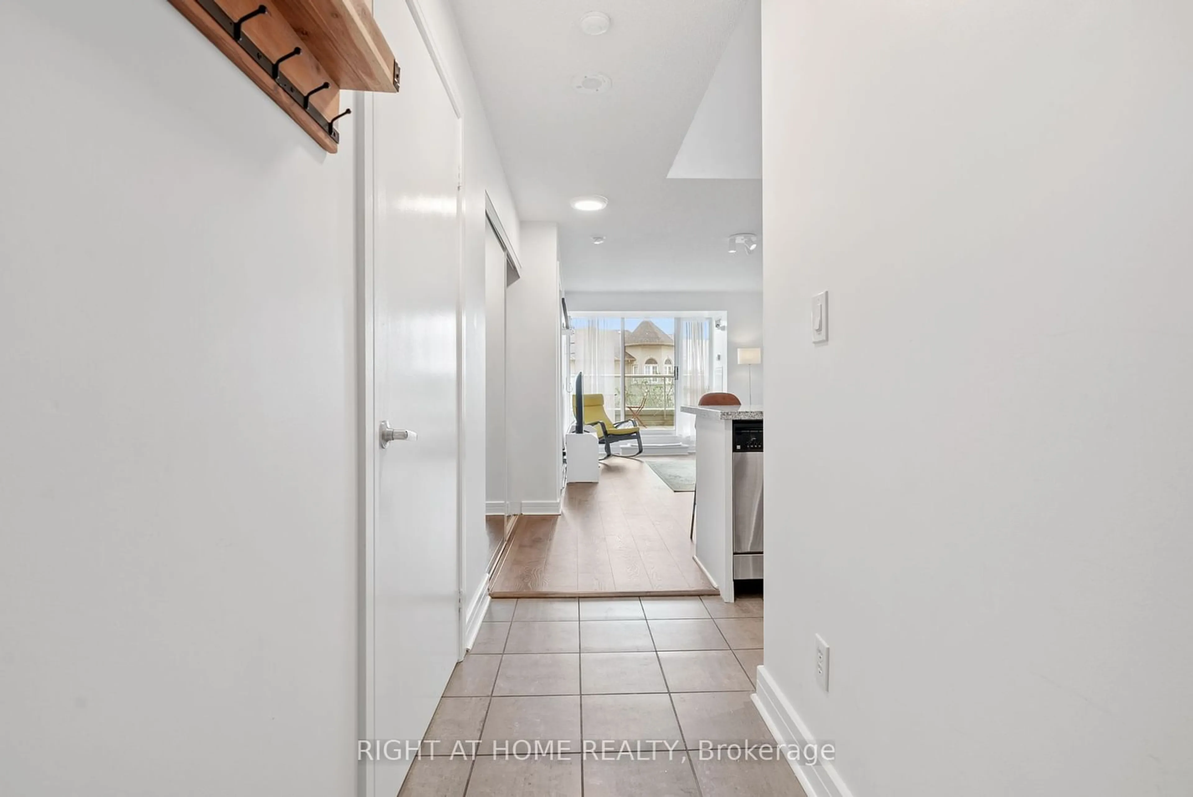 Indoor entryway for 16 Harrison Garden Blvd #209, Toronto Ontario M2N 7J6