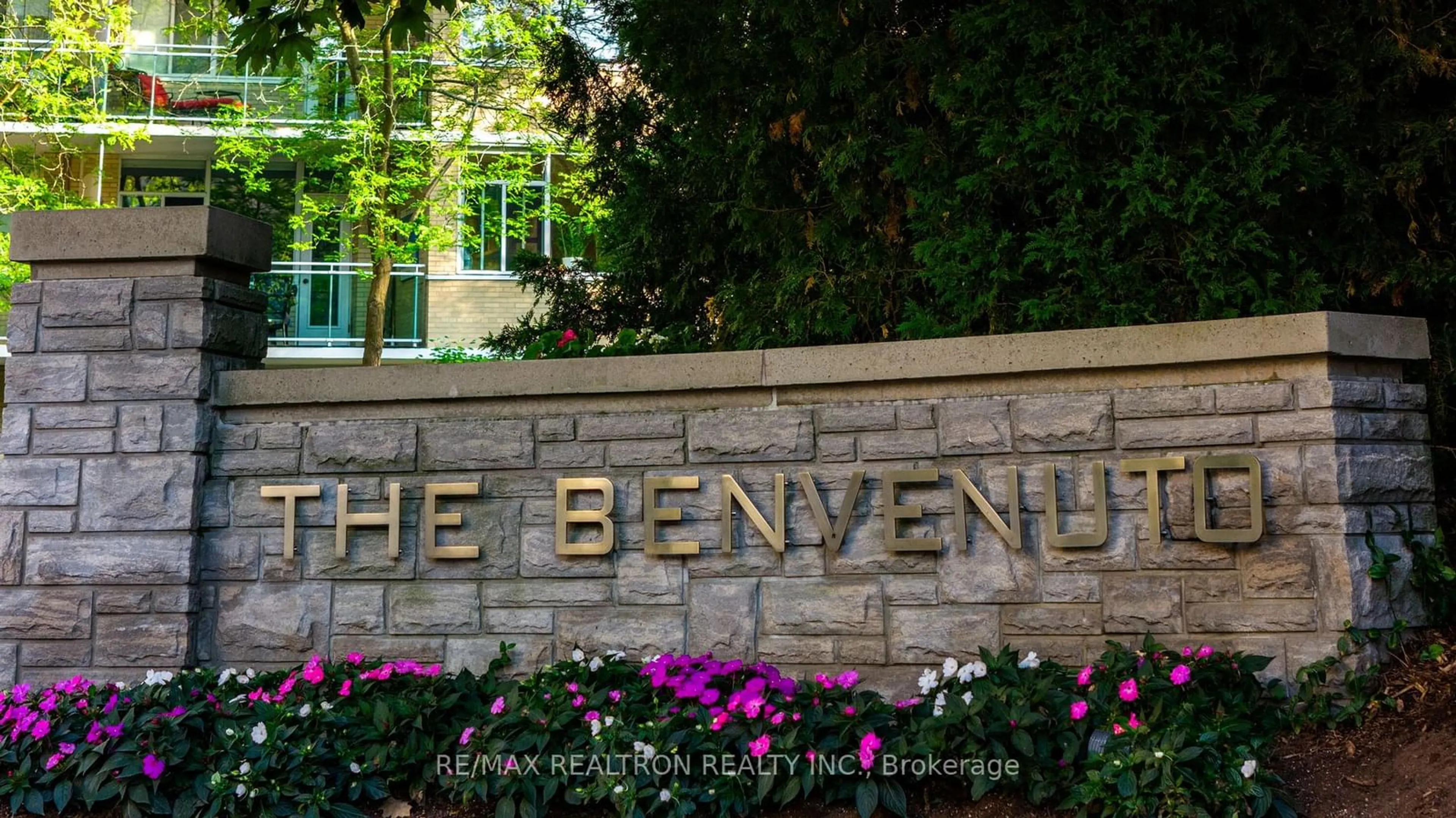 Indoor foyer for 1 Benvenuto Pl #224, Toronto Ontario M4V 2L1