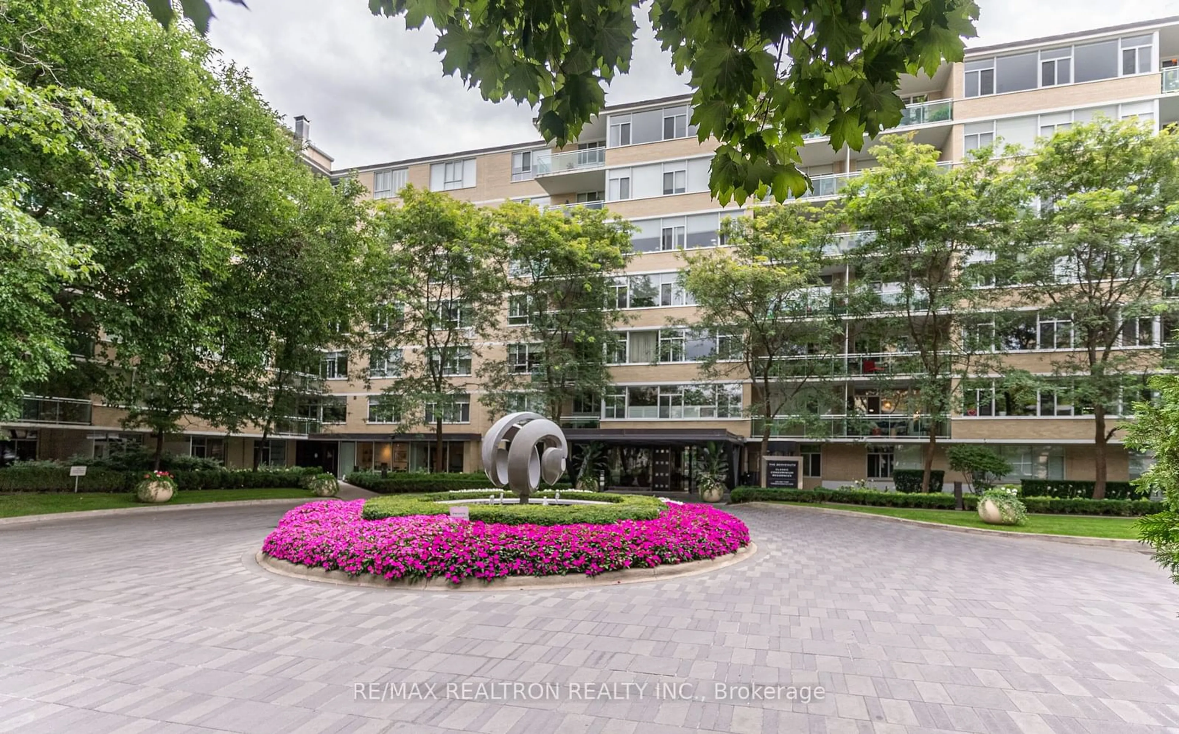 Patio, street for 1 Benvenuto Pl #224, Toronto Ontario M4V 2L1