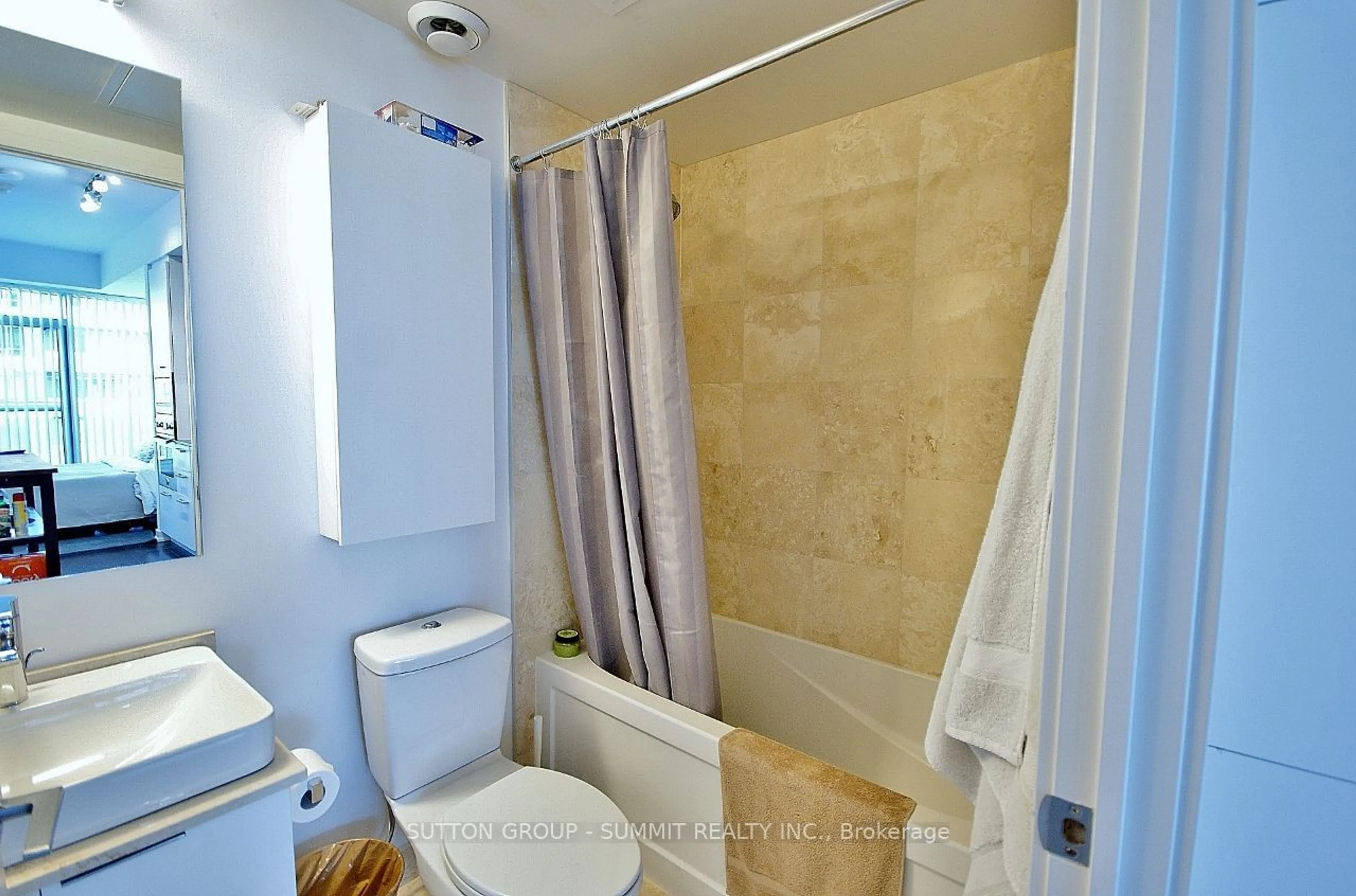 Standard bathroom, ceramic/tile floor for 14 YORK St #3001, Toronto Ontario M5J 0B1