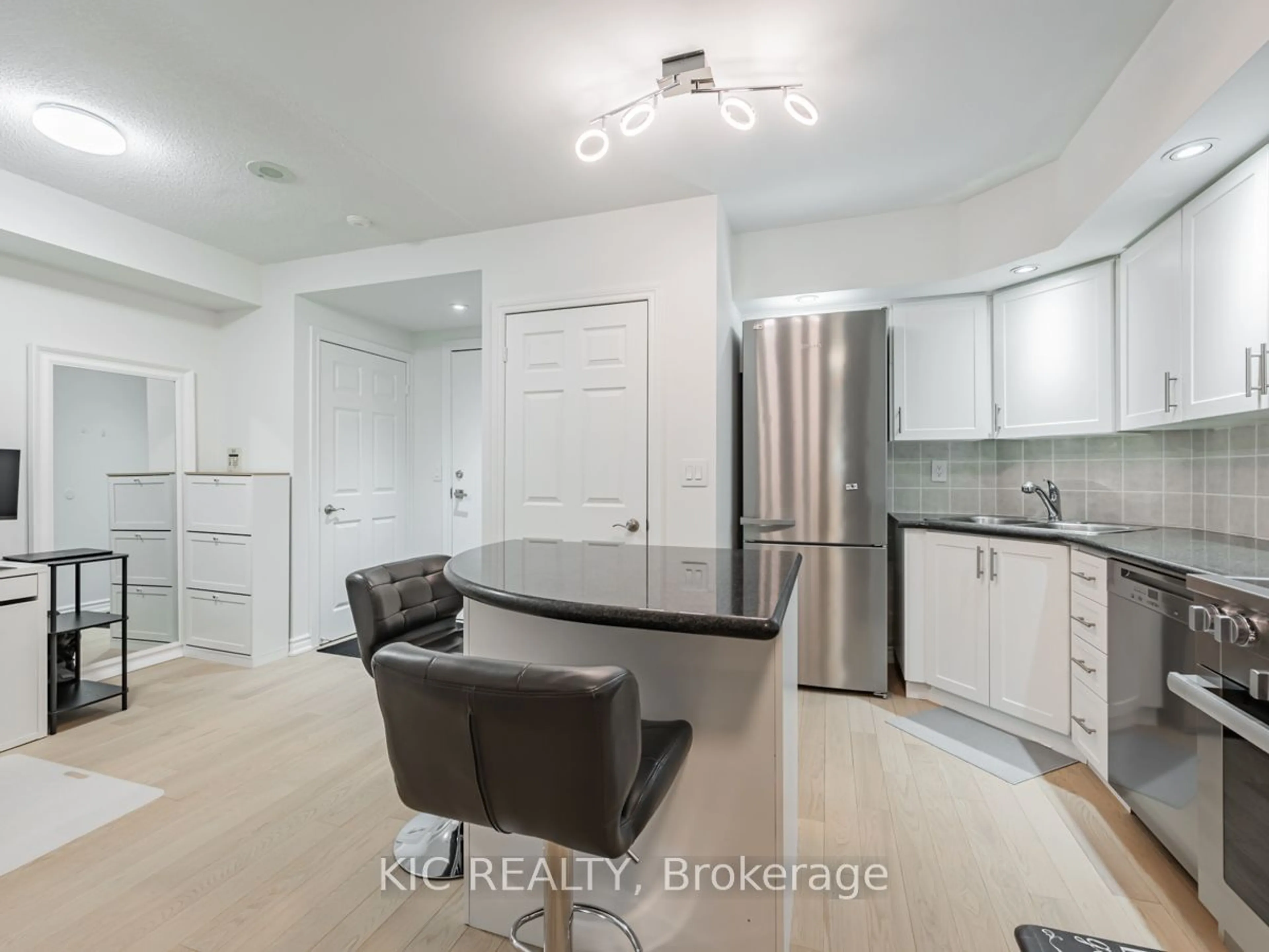 Open concept kitchen, unknown for 250 Wellington St #1727, Toronto Ontario M5V 3P6