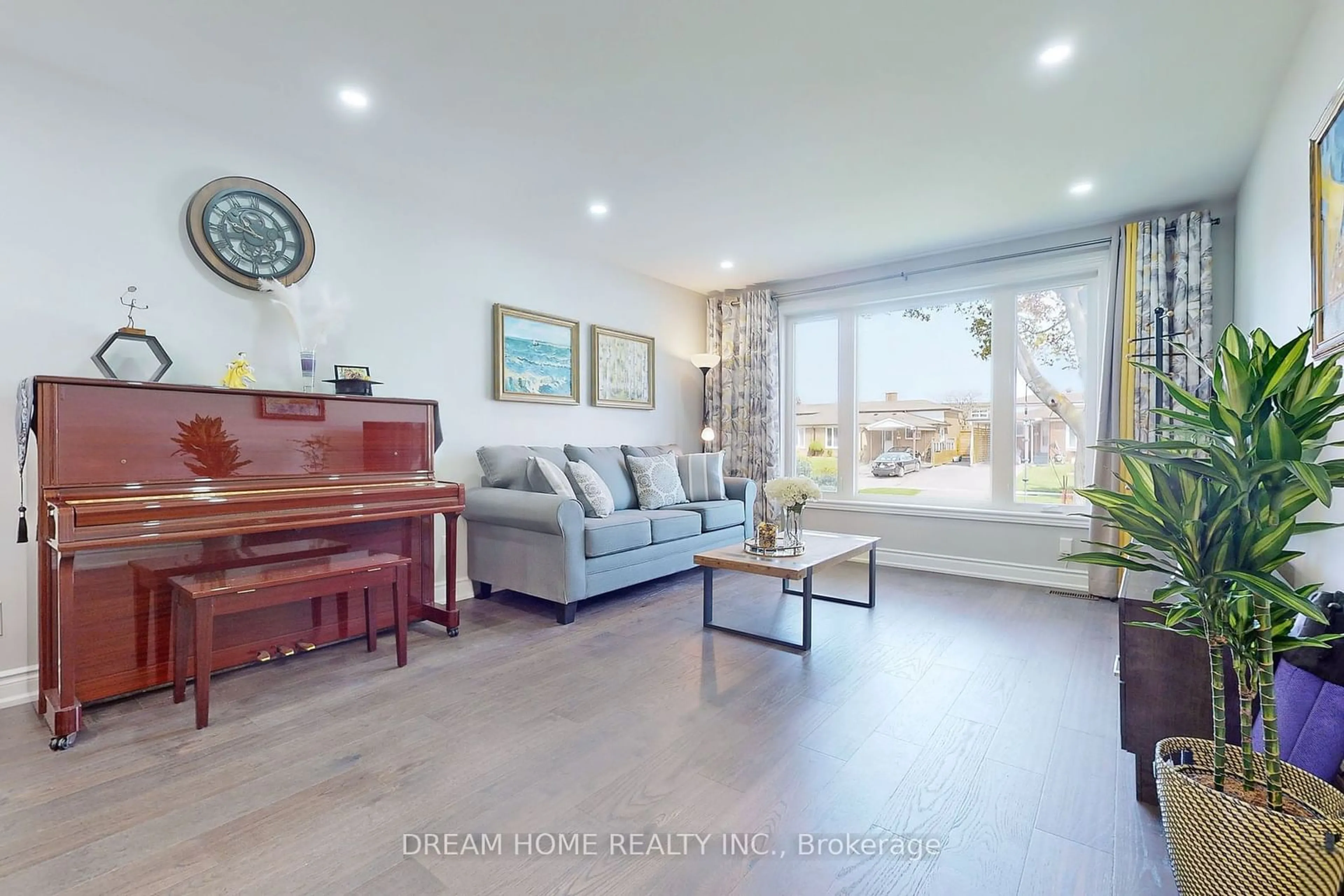 Living room with furniture, wood/laminate floor for 21 Clydesdale Dr, Toronto Ontario M2J 3N1