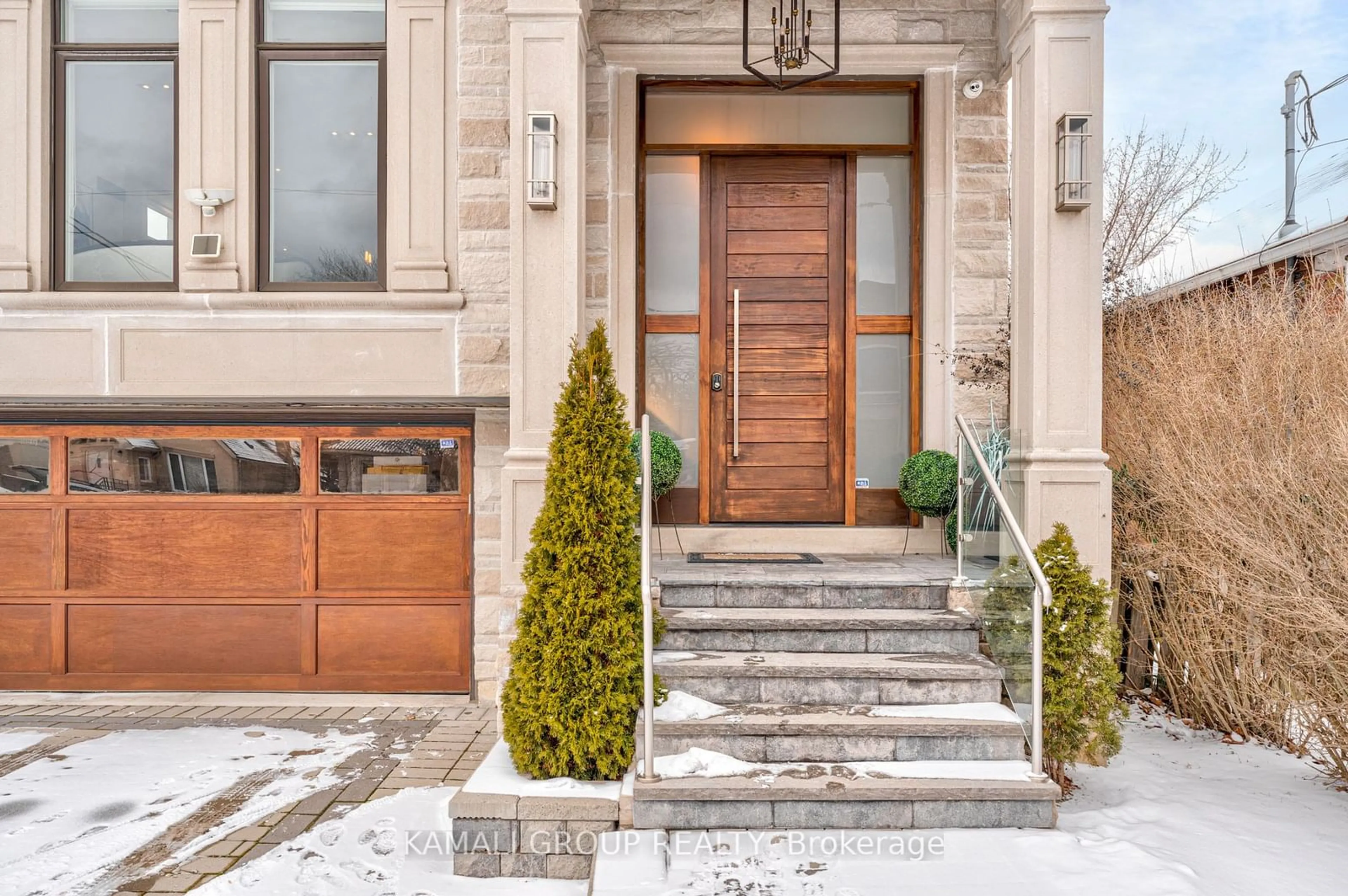 Indoor entryway for 280 Poyntz Ave, Toronto Ontario M2N 1J9