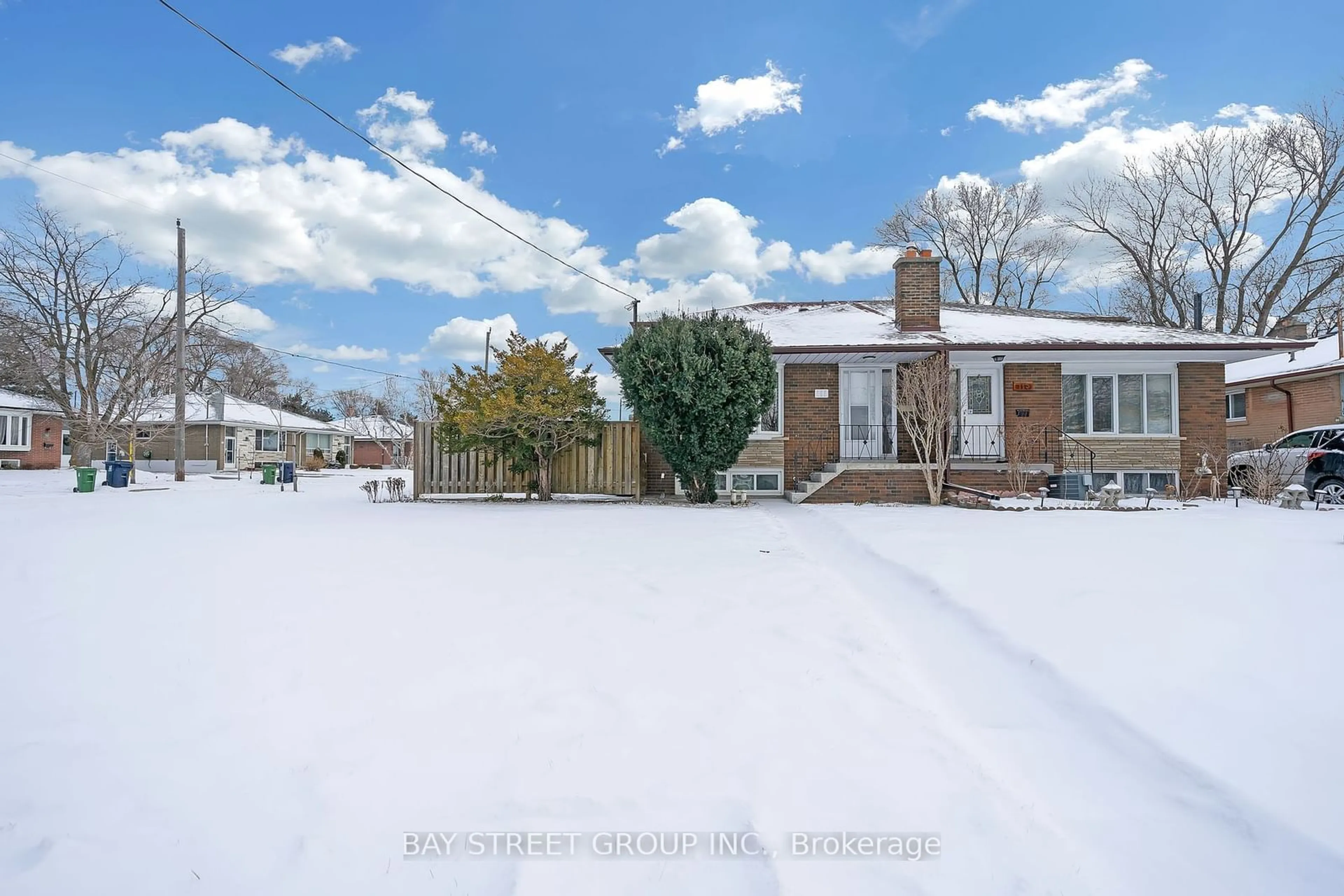 A pic from outside/outdoor area/front of a property/back of a property/a pic from drone, street for 111 Fortrose Cres, Toronto Ontario M3A 2H2