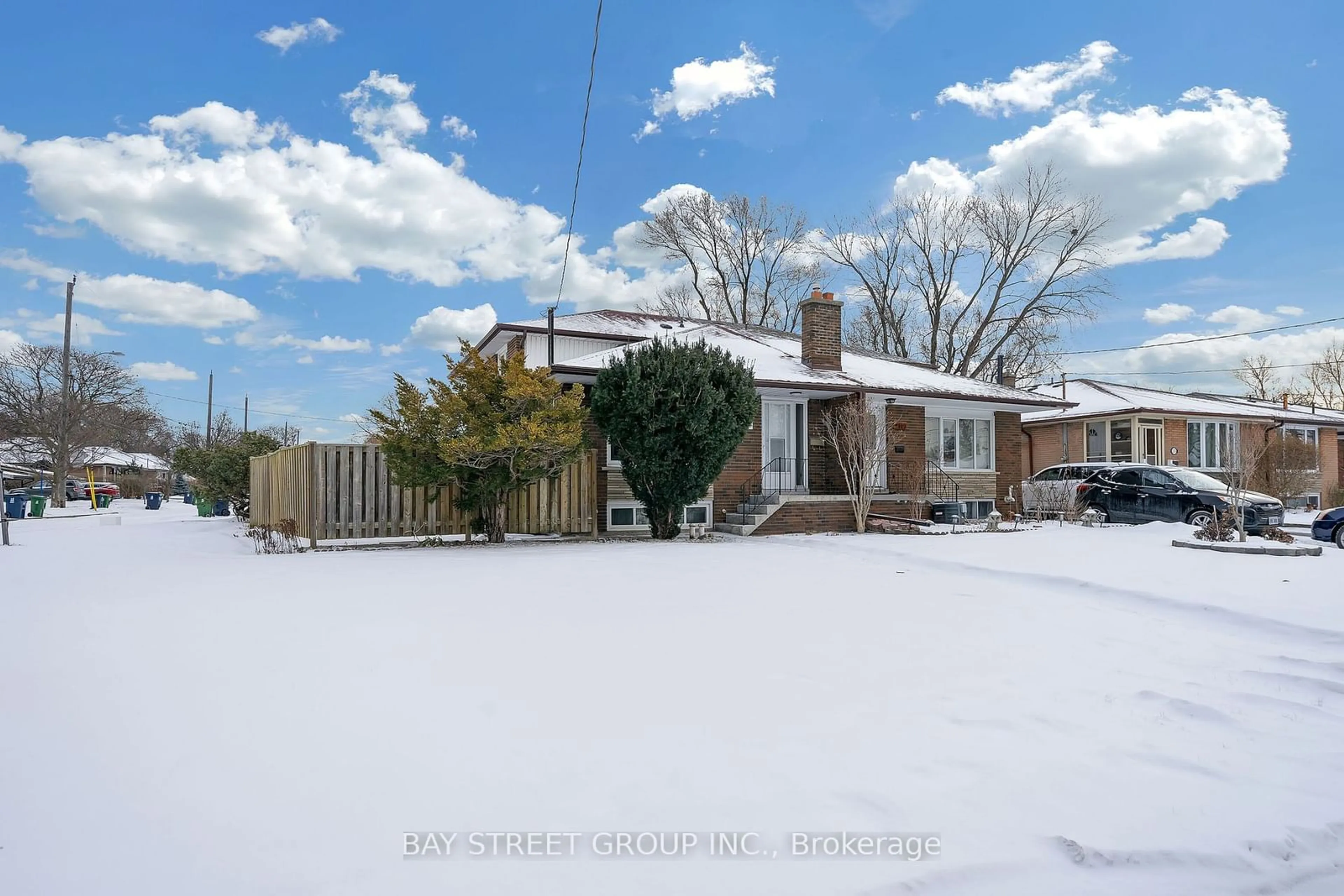 A pic from outside/outdoor area/front of a property/back of a property/a pic from drone, street for 111 Fortrose Cres, Toronto Ontario M3A 2H2