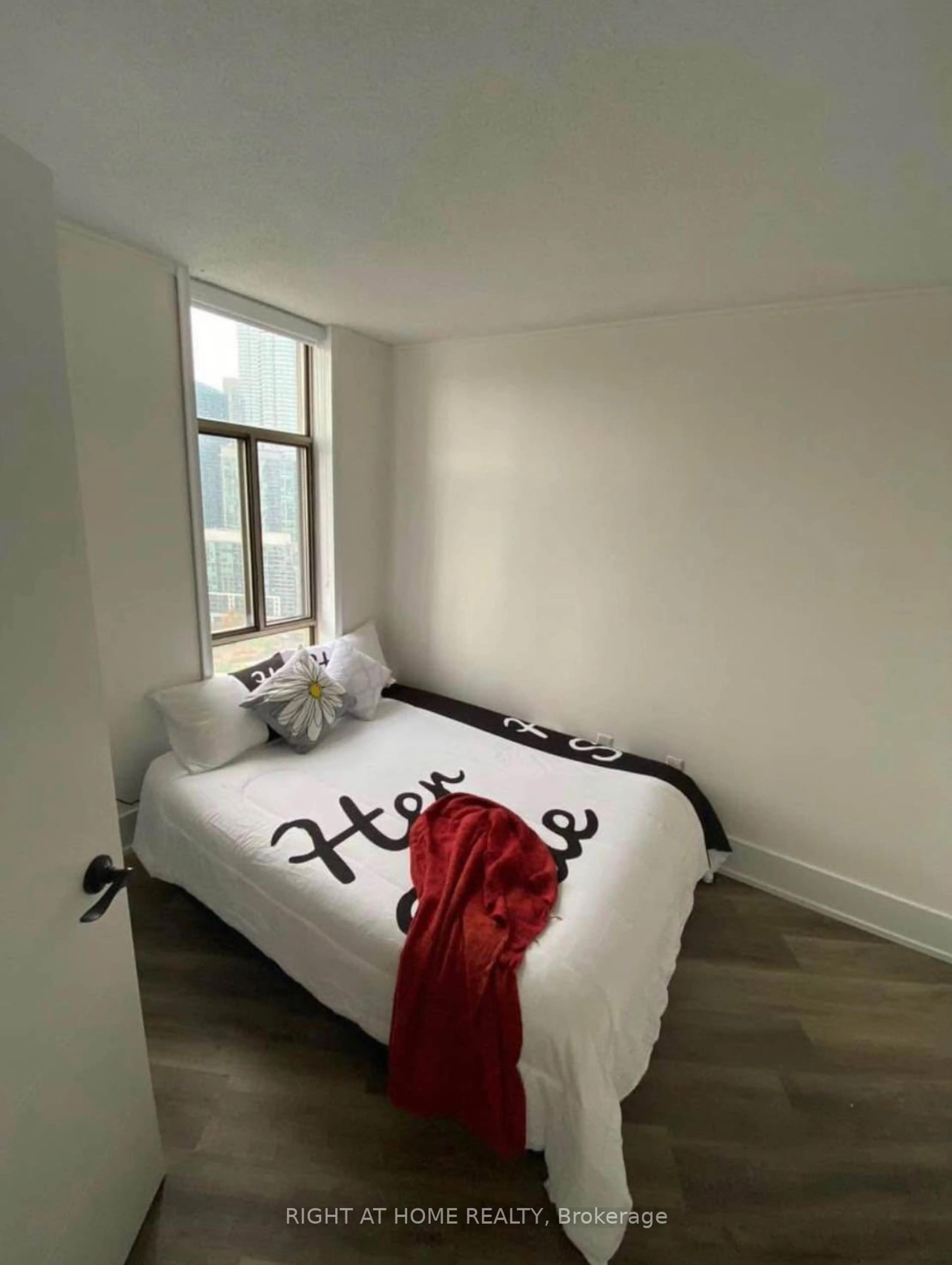 A pic of a room for 270 Queens Quay #3006, Toronto Ontario M5J 2N4