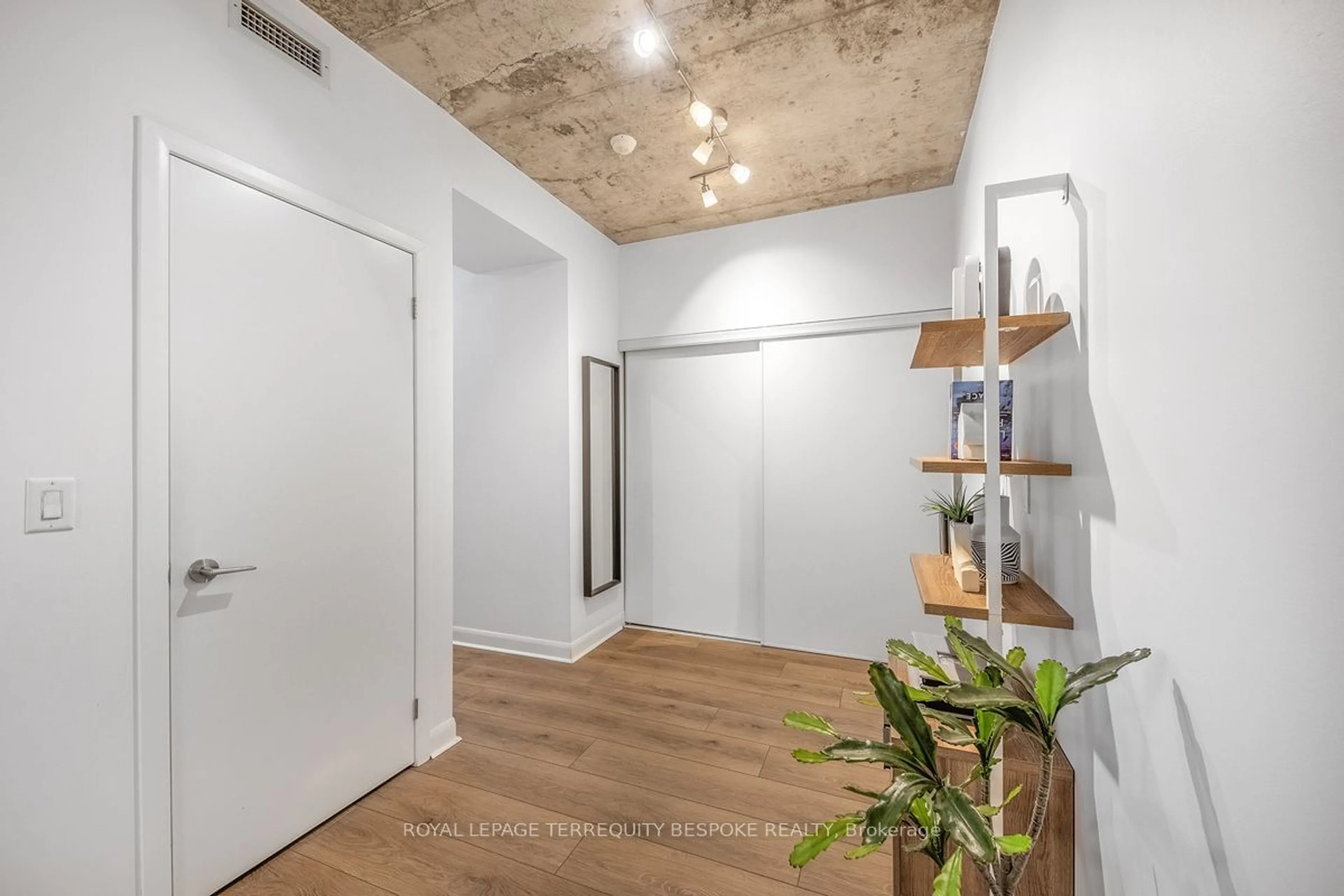 Indoor entryway for 478 King St #202, Toronto Ontario M5V 0A8