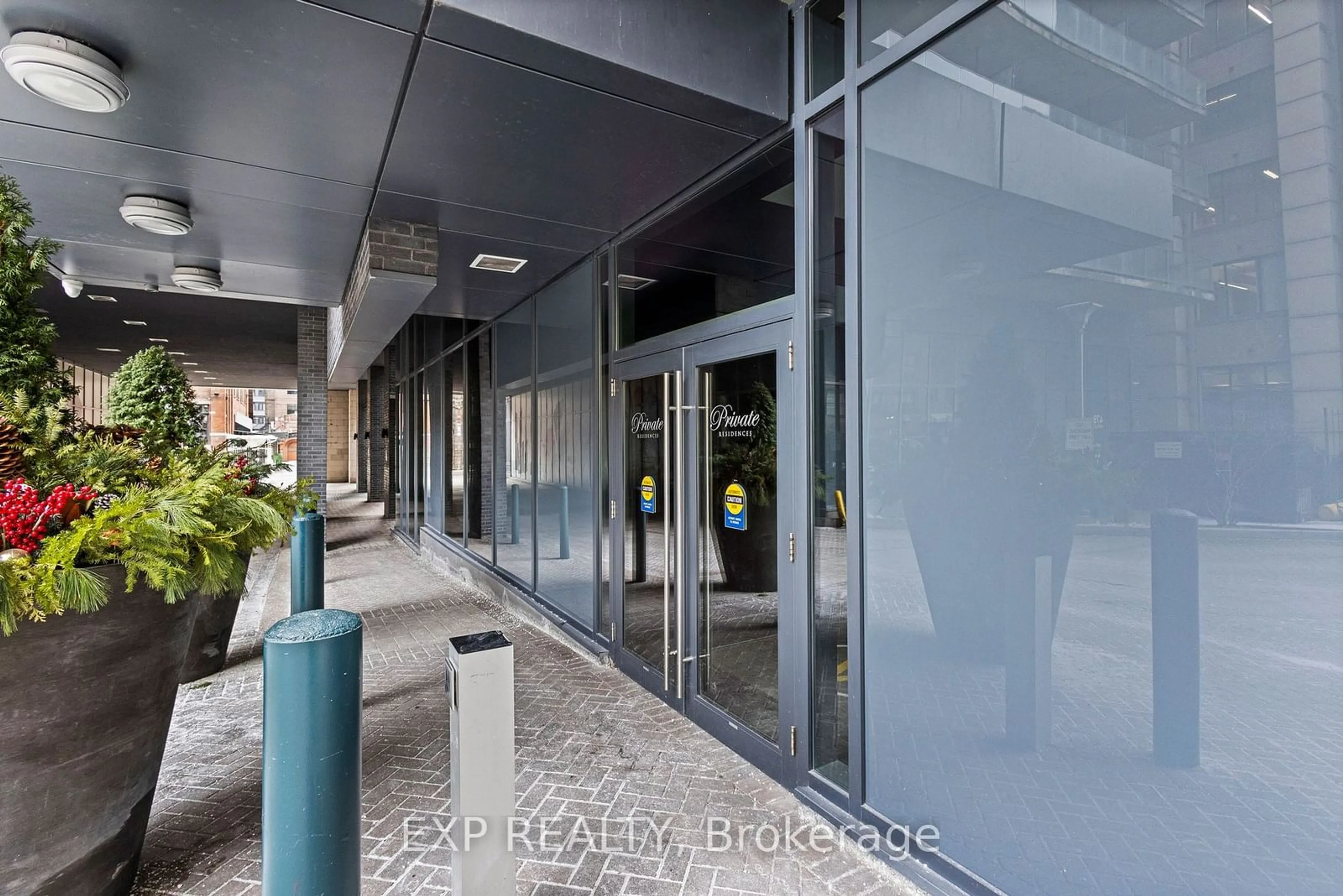 Indoor foyer for 478 King St #611, Toronto Ontario M5V 0A8