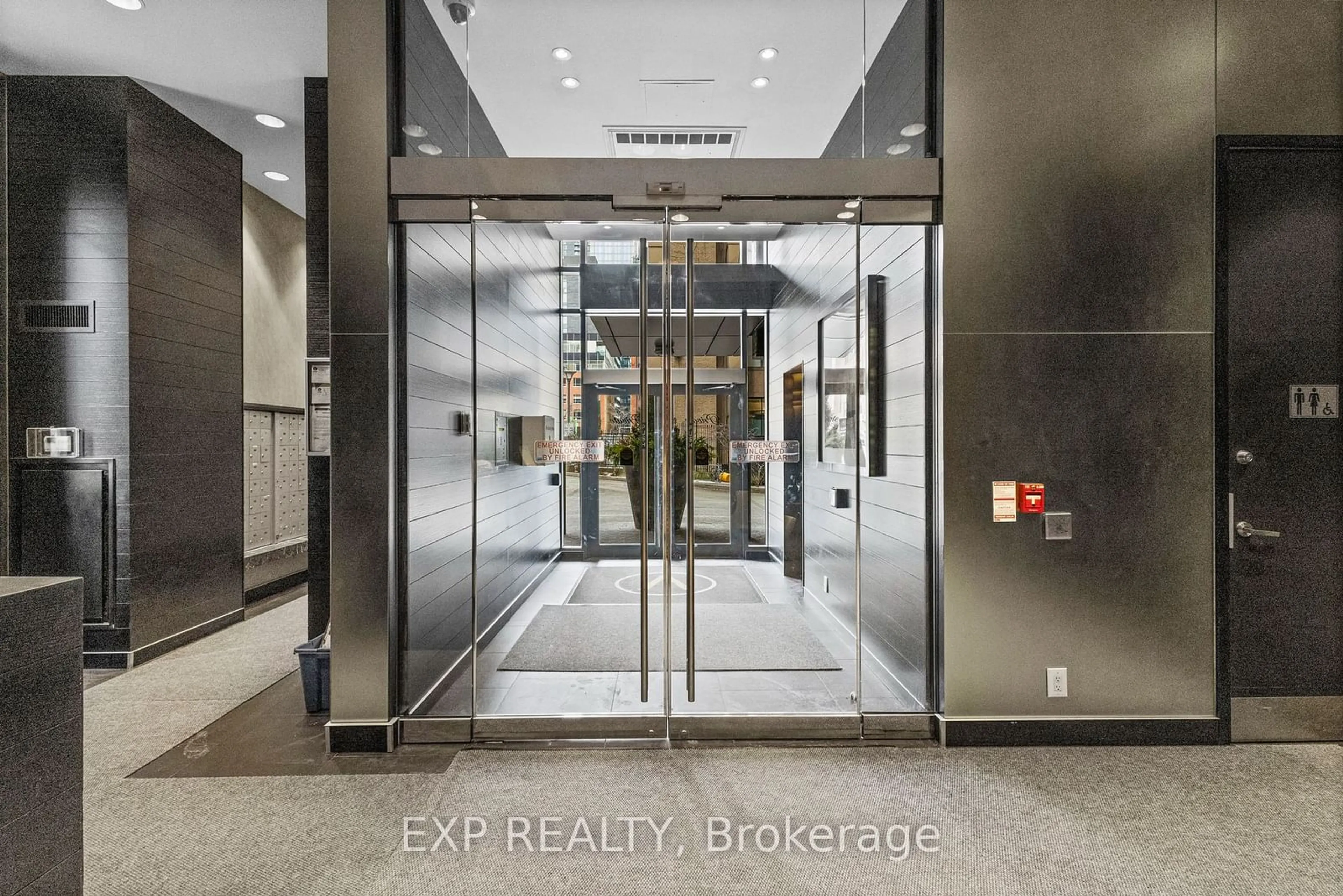 Indoor foyer for 478 King St #611, Toronto Ontario M5V 0A8