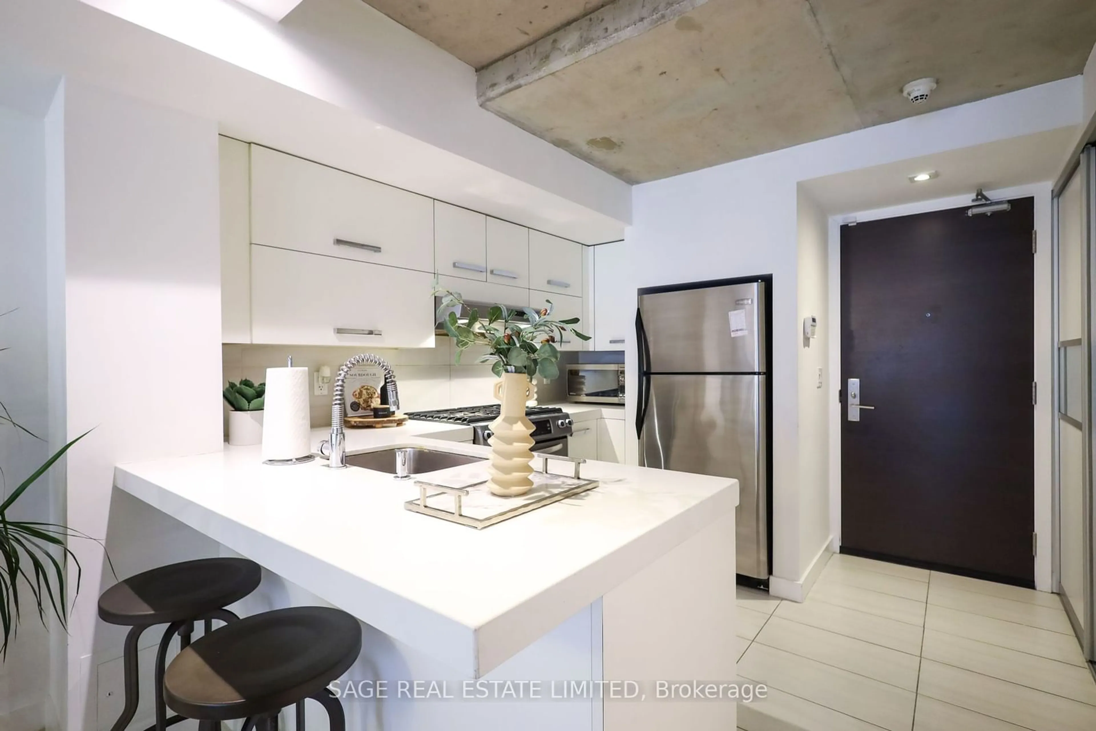 Open concept kitchen, cement floor for 55 Stewart St #123, Toronto Ontario M5V 2V1